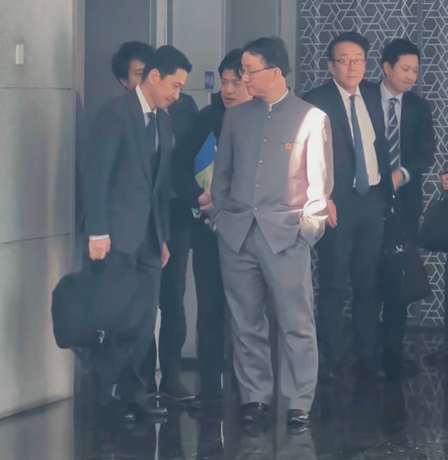中國官媒去年釋出一張劉勁松「雙手插口袋」的照片,被日媒視為中國大外宣。(翻攝自@ZhuYu74660 X)