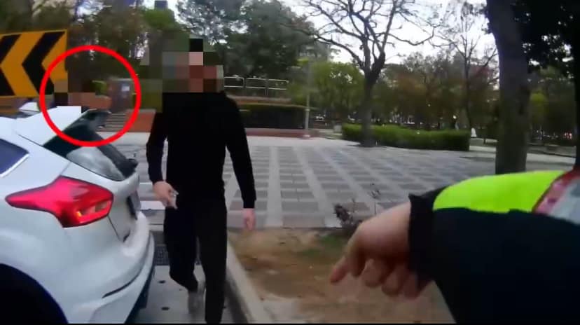 捷運板橋站1號出入口附近日前有台白色自小客車違停，車內飄散出塑膠味，員警迅速到場盤查。（翻攝自板橋警聲雲臉書）