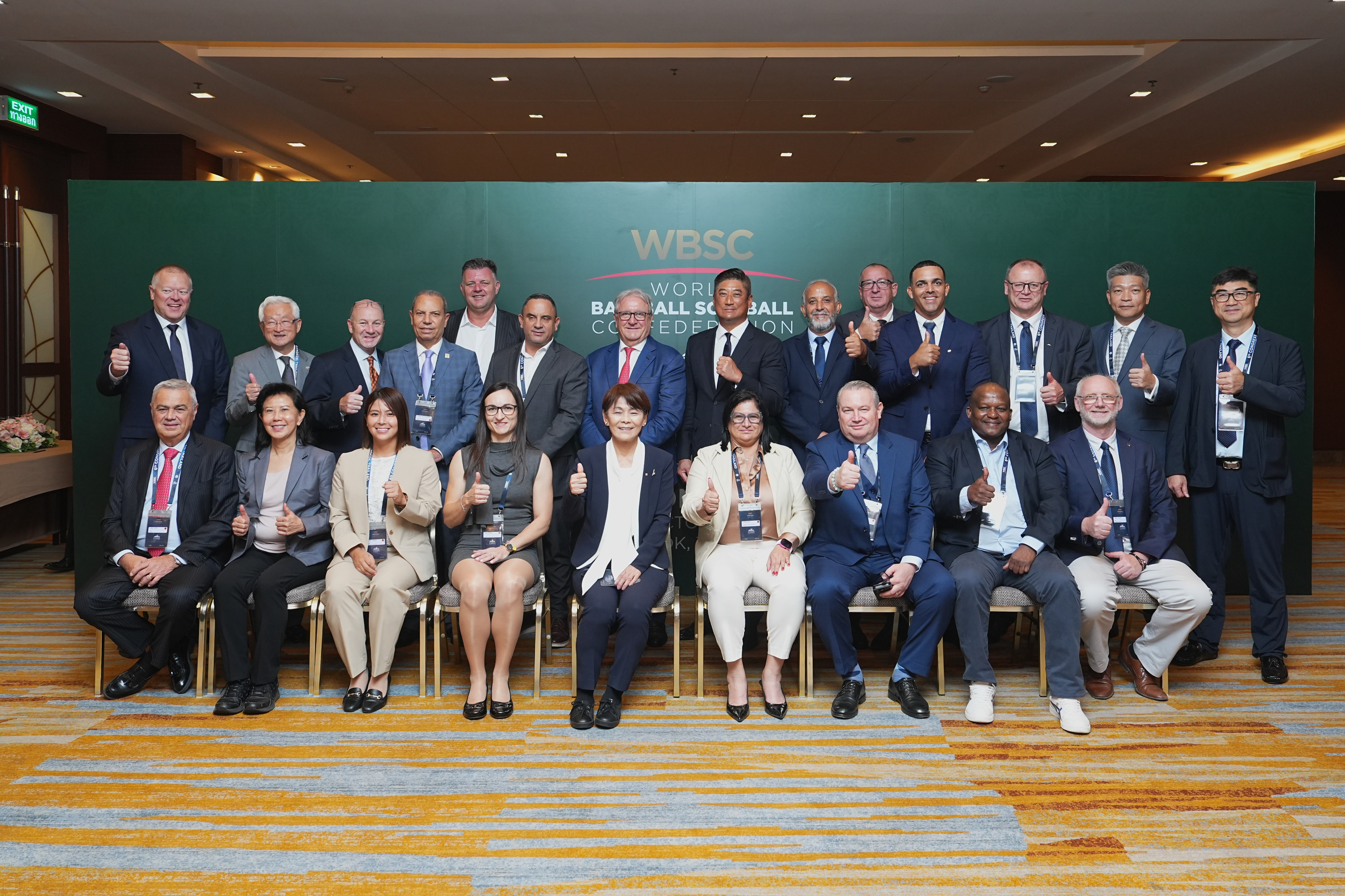 辜仲諒（後排右7）獲選WBSC第6屆執行副會長。（亞洲棒球總會提供）