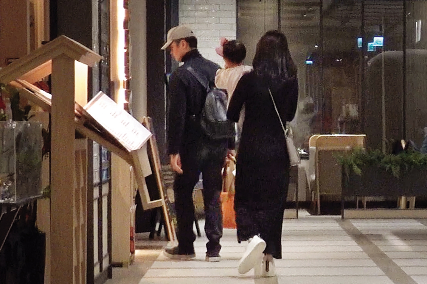 明道和老婆、小孩開心走進燒肉店用餐。