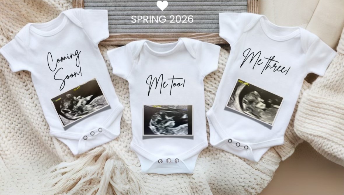 漢娜曬出三胞胎的寶寶連身衣，上頭有超音波照片。（翻攝Tiktok／＠hmpk0912）