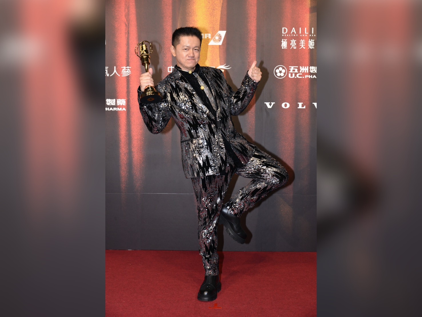 袁永興再度獲主持人獎，他說上次得獎已是上個世紀的事。（三立提供）