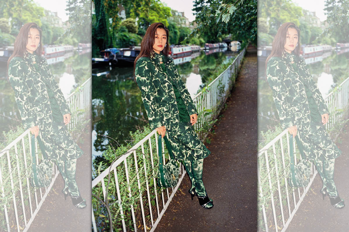 韓流超人氣女神全智賢以全綠色系玫瑰印花套裝，拍攝2024年春季系列形象廣告。（Burberry提供）