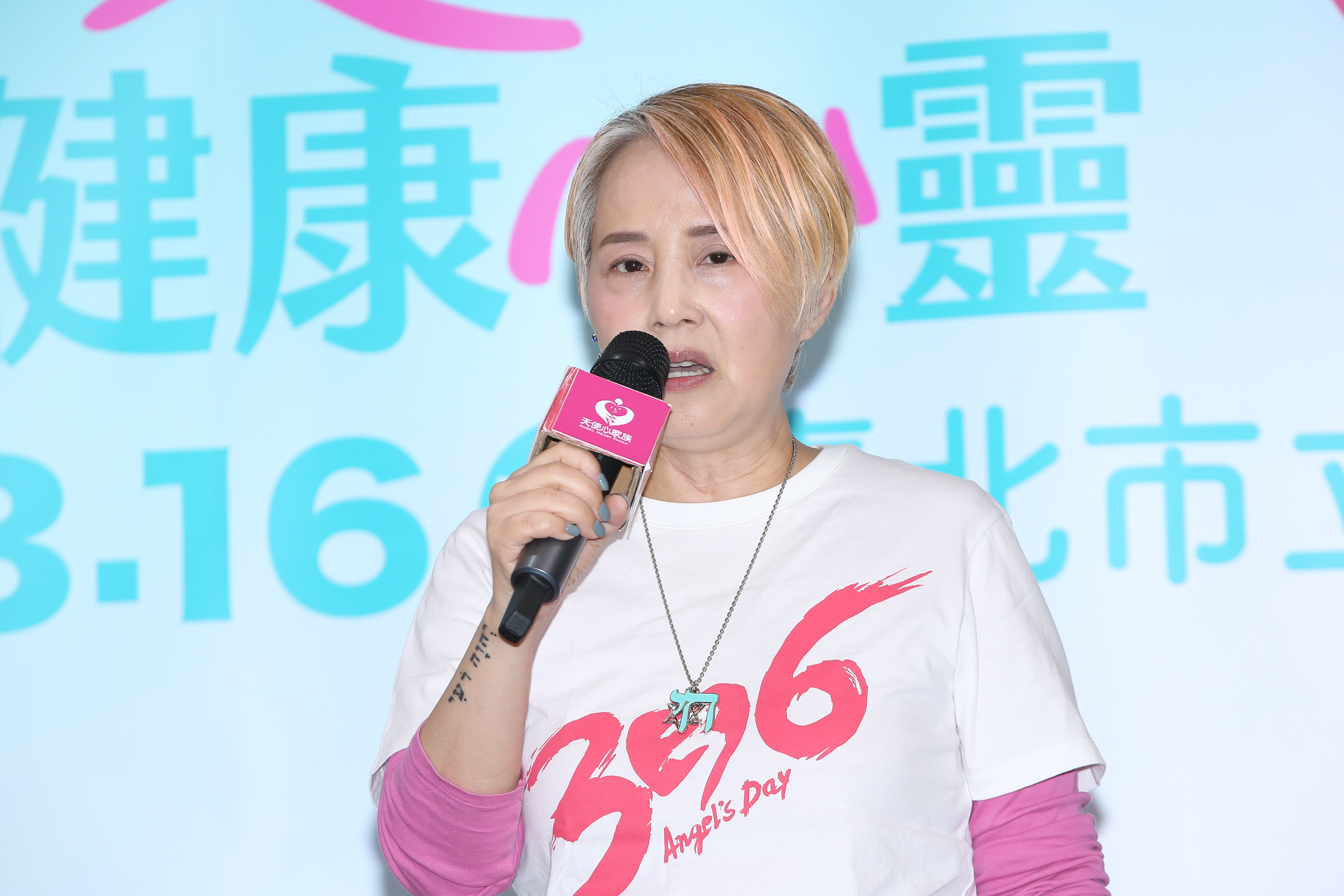 李明依的母親施打新冠疫苗後身體每況愈下，懷疑是疫苗誘發癌症。