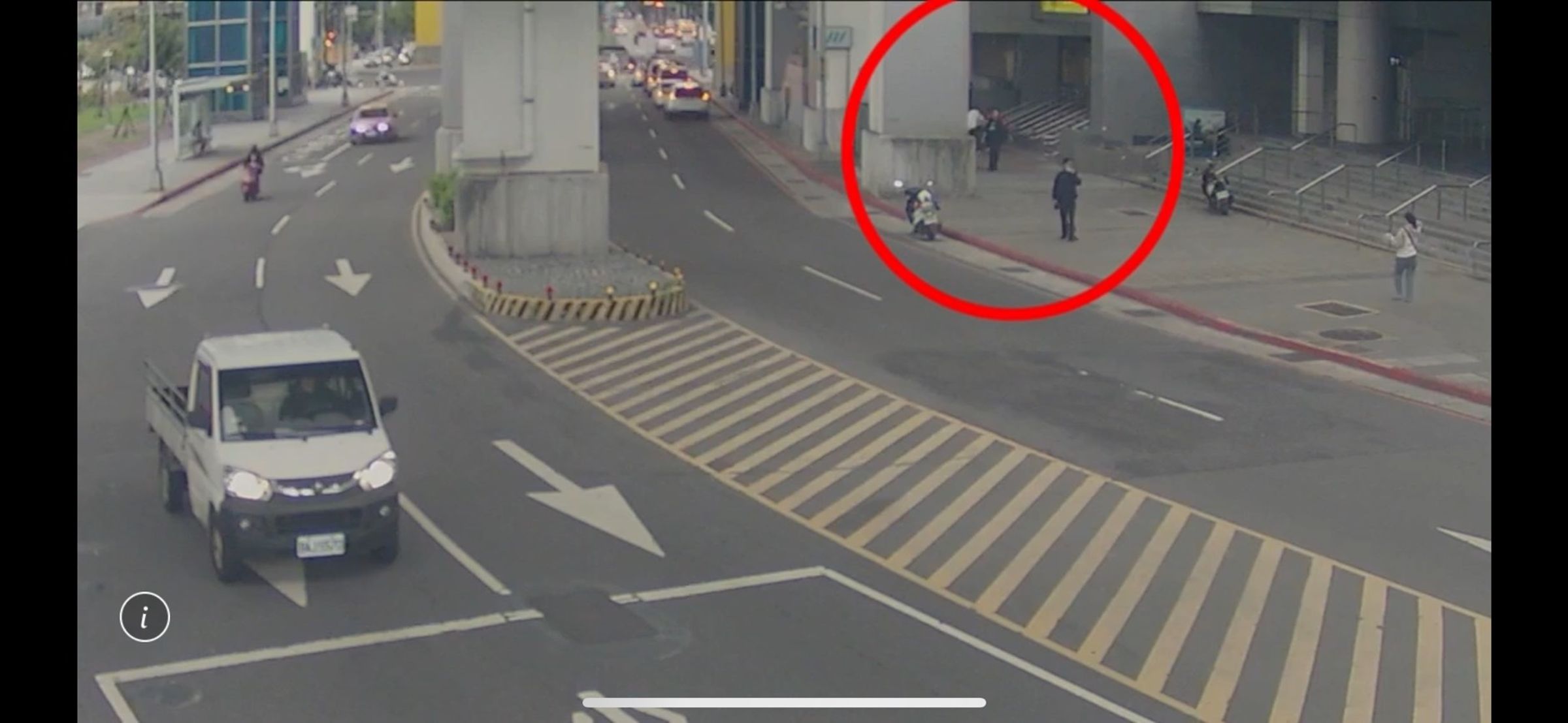 李男偷拍後離開現場。（警方提供）