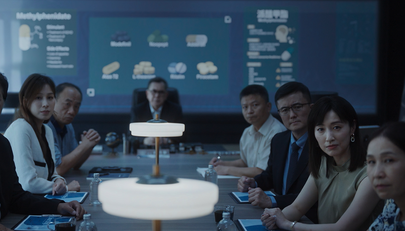 田中千繪在《自殺通告》客串飾演家長會長,也是她與黃秋生繼《頭文字D》多年後再同框。(本萃電影 提供)