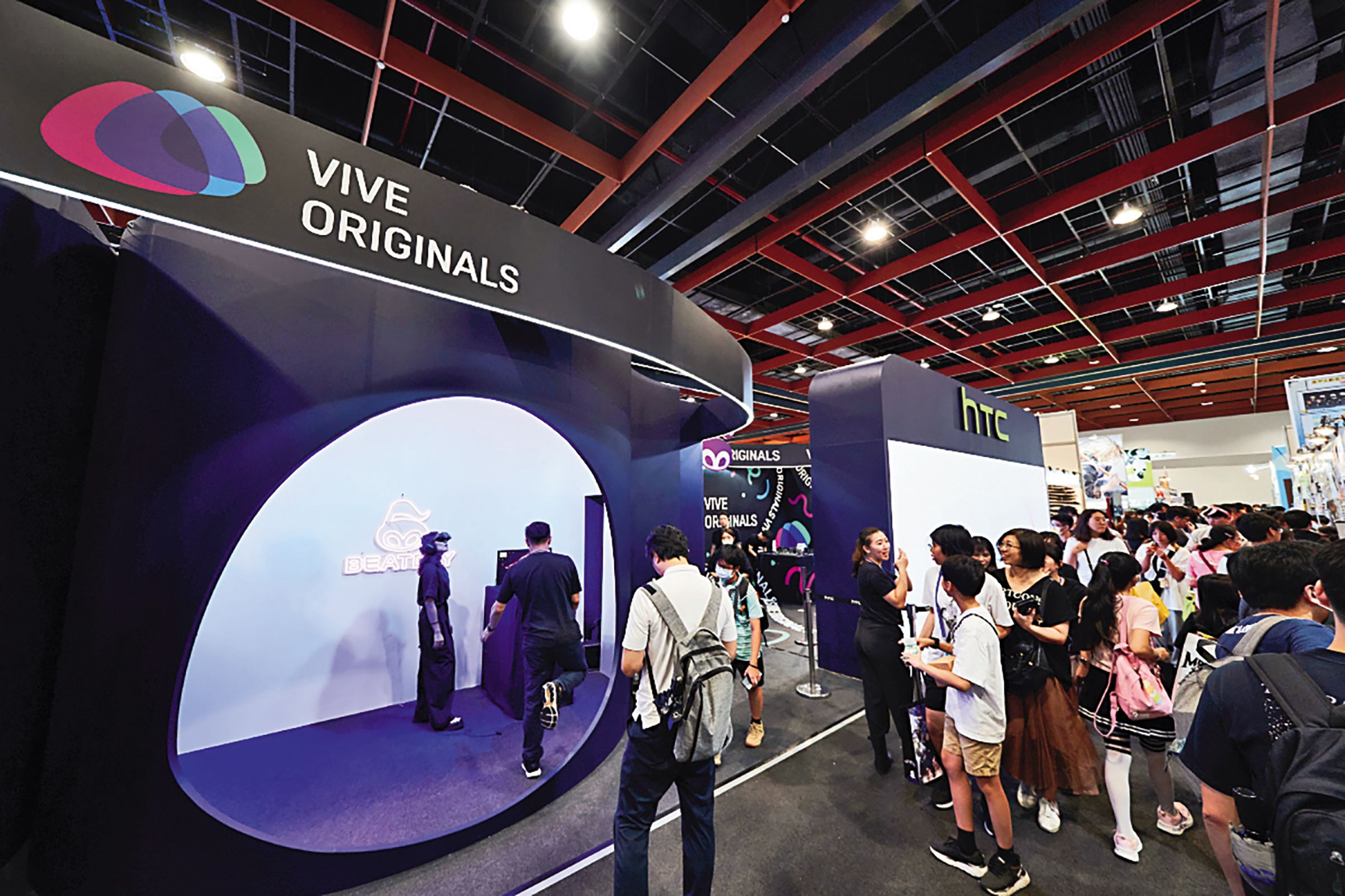 HTC VIVE ORIGINALS在今年的台北漫博會舉辦「VDay誕生日」活動，吸引大批參觀民眾排隊體驗。（HTC VIVE ORIGINALS提供）
