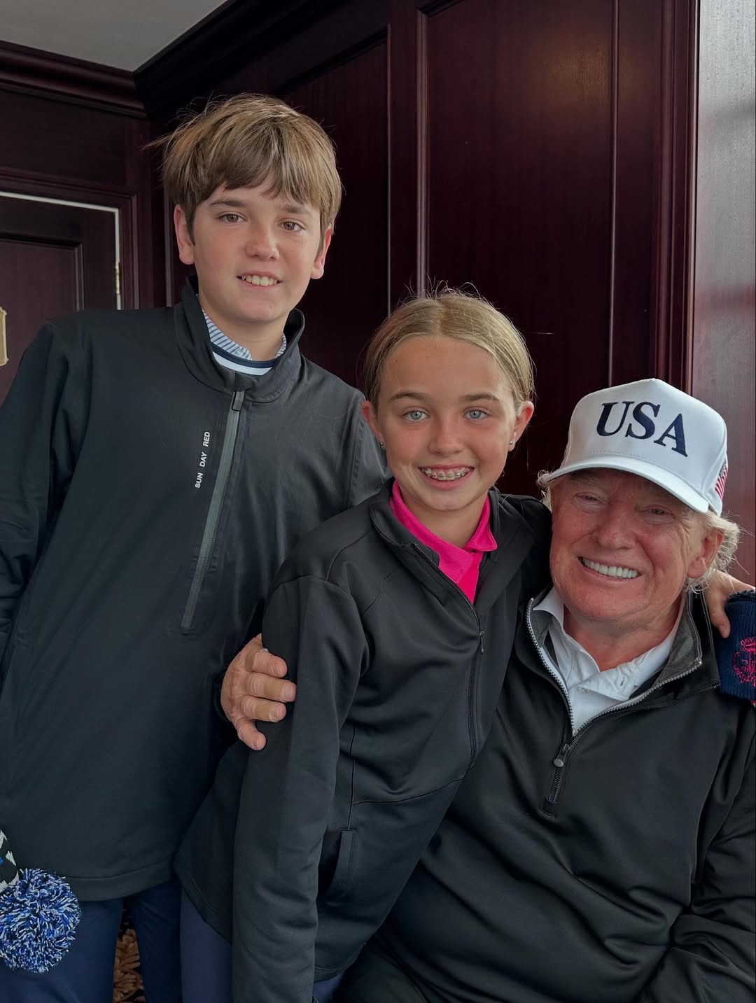 川普此行到訪蘇格蘭，孫子史賓瑟、孫女克蘿伊同行。（翻攝Donald Trump Jr. IG）