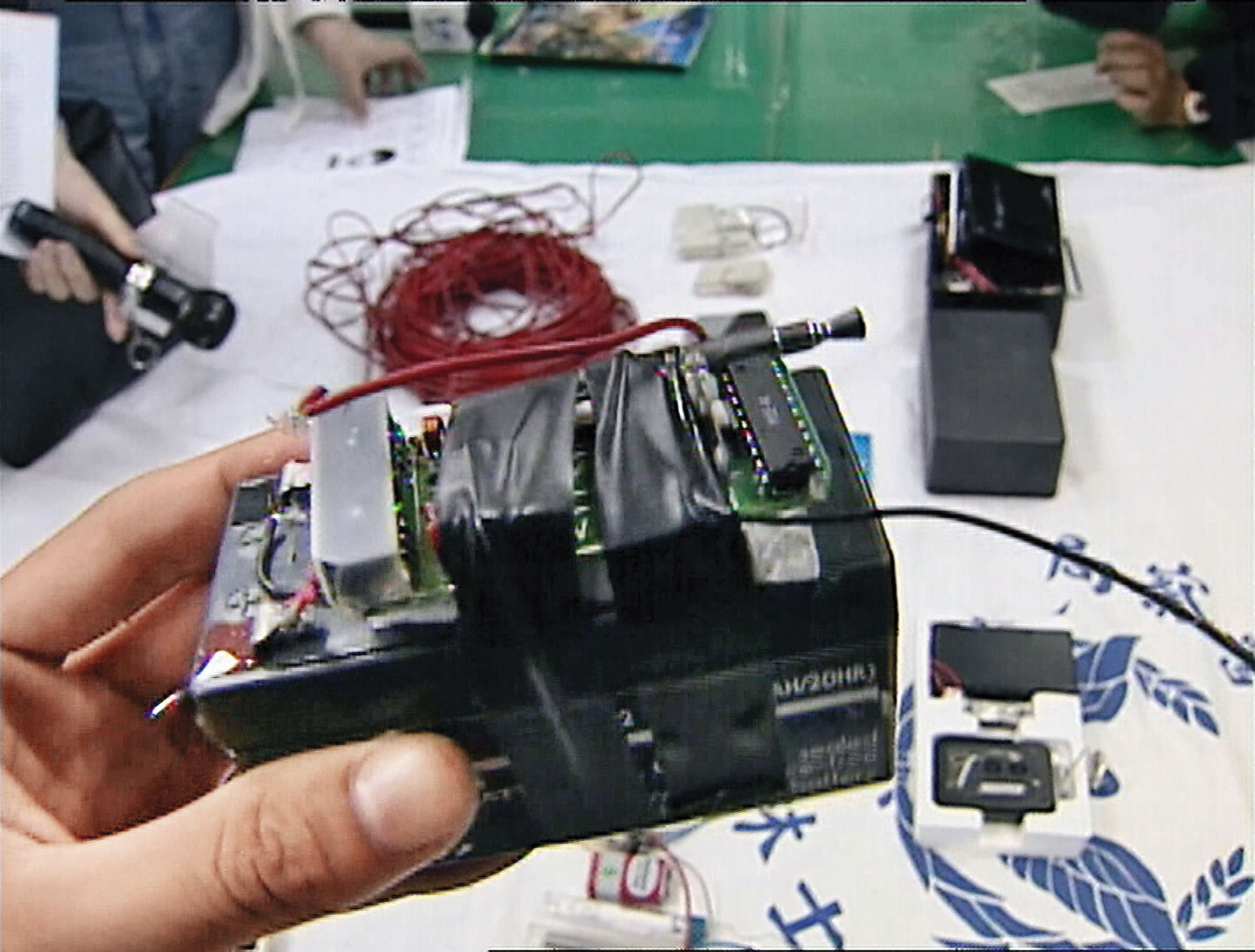 甘兆旭以防盜器與電子零件改裝成爆裂物,向美容集團恐嚇取財。(東森新聞提供)