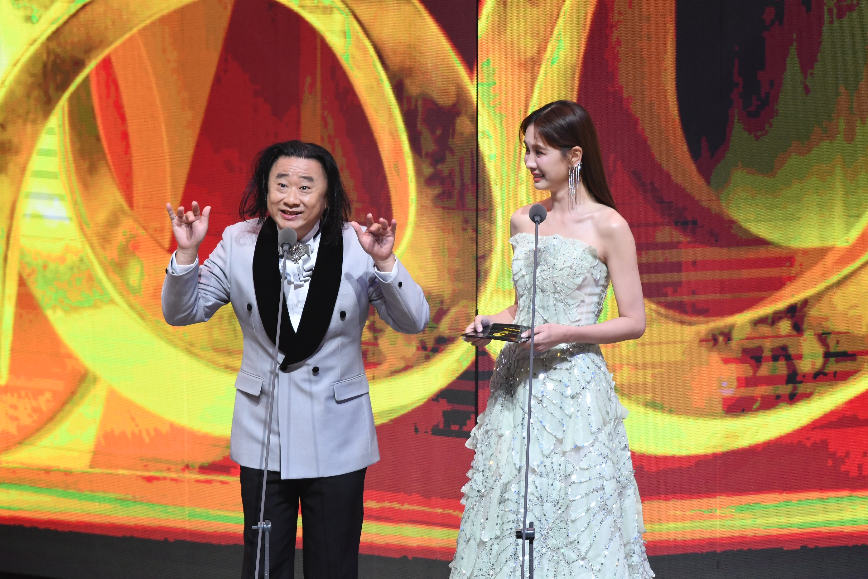 邰智源拆掉頭髮橡皮筋，一秒化身王世堅，完美重現經典語氣與招牌動作。（三立提供）