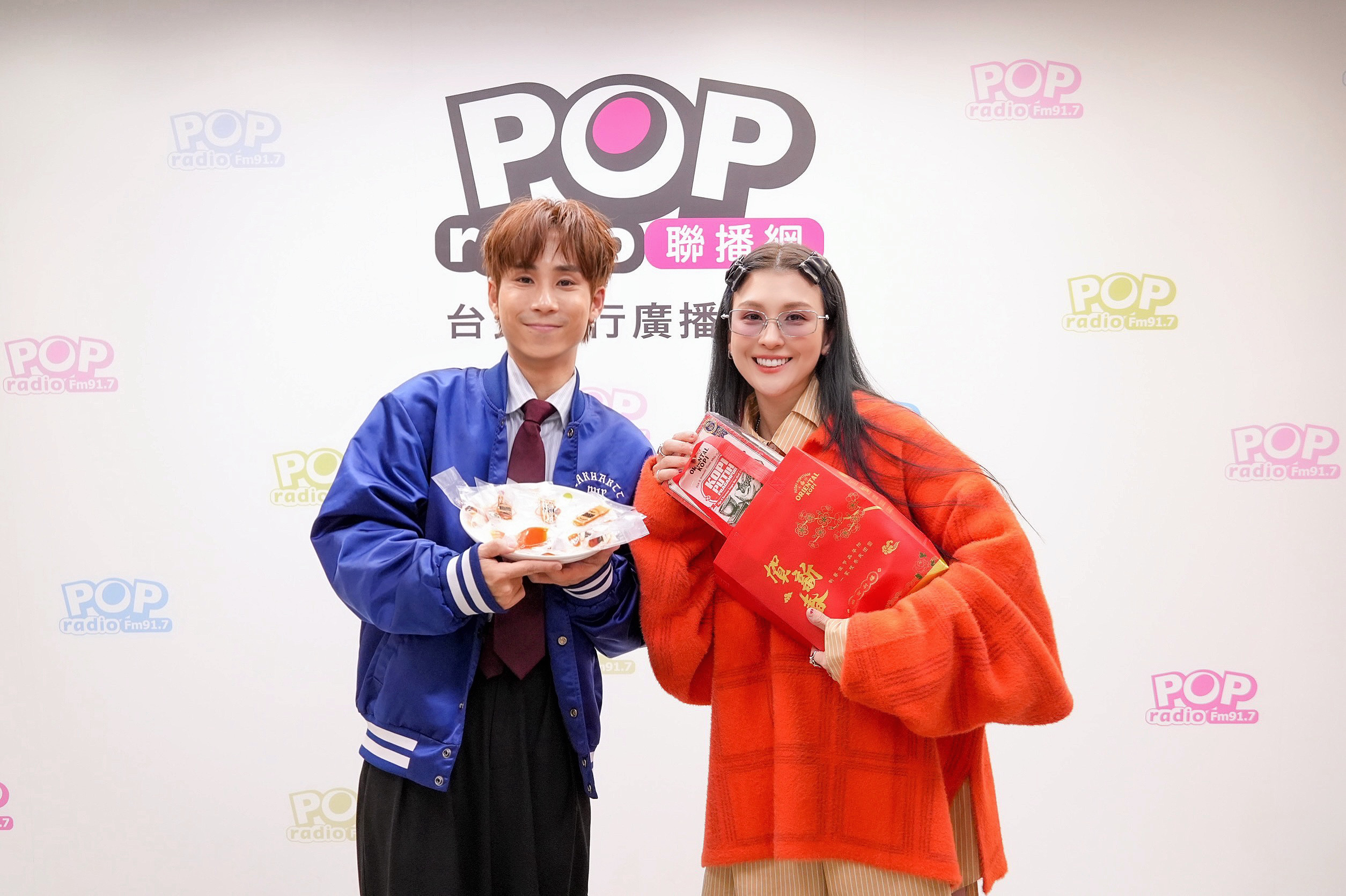 片山凉太與魏如昀暢談音樂，互送禮物交個朋友。（大元娛樂提供）