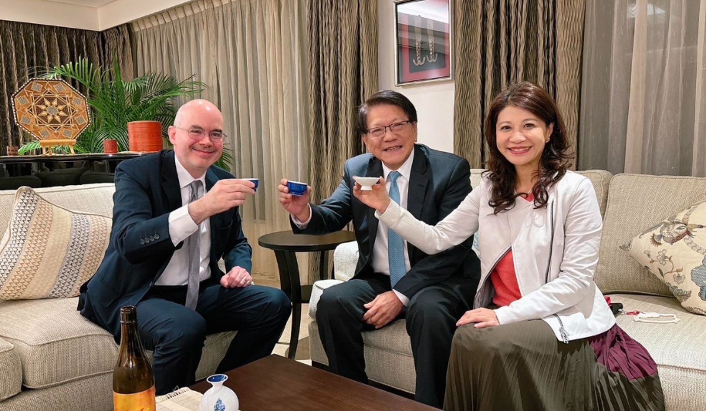 AIT處長谷立言(左)、總統府秘書長潘孟安(中)與民進黨立委林楚茵(右)用「清酒」舉杯。(翻攝自AIT臉書)