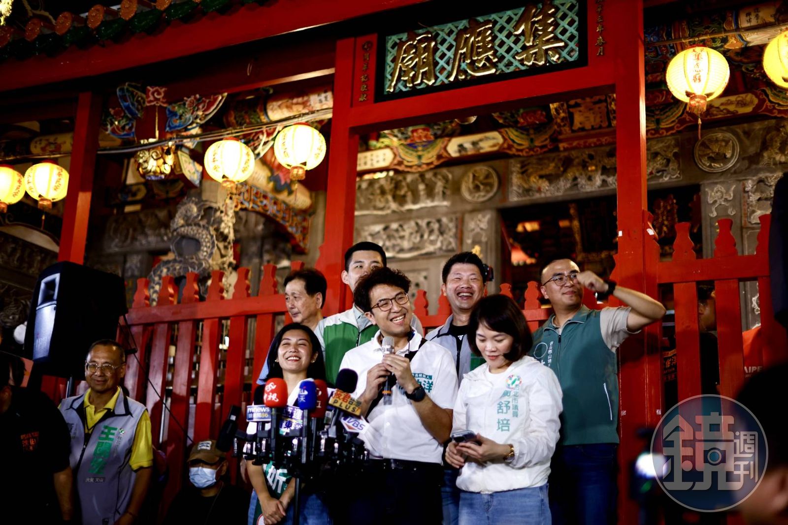 沈伯洋今晚到文山區景美夜市掃街拜票，再度掀起「洋流」