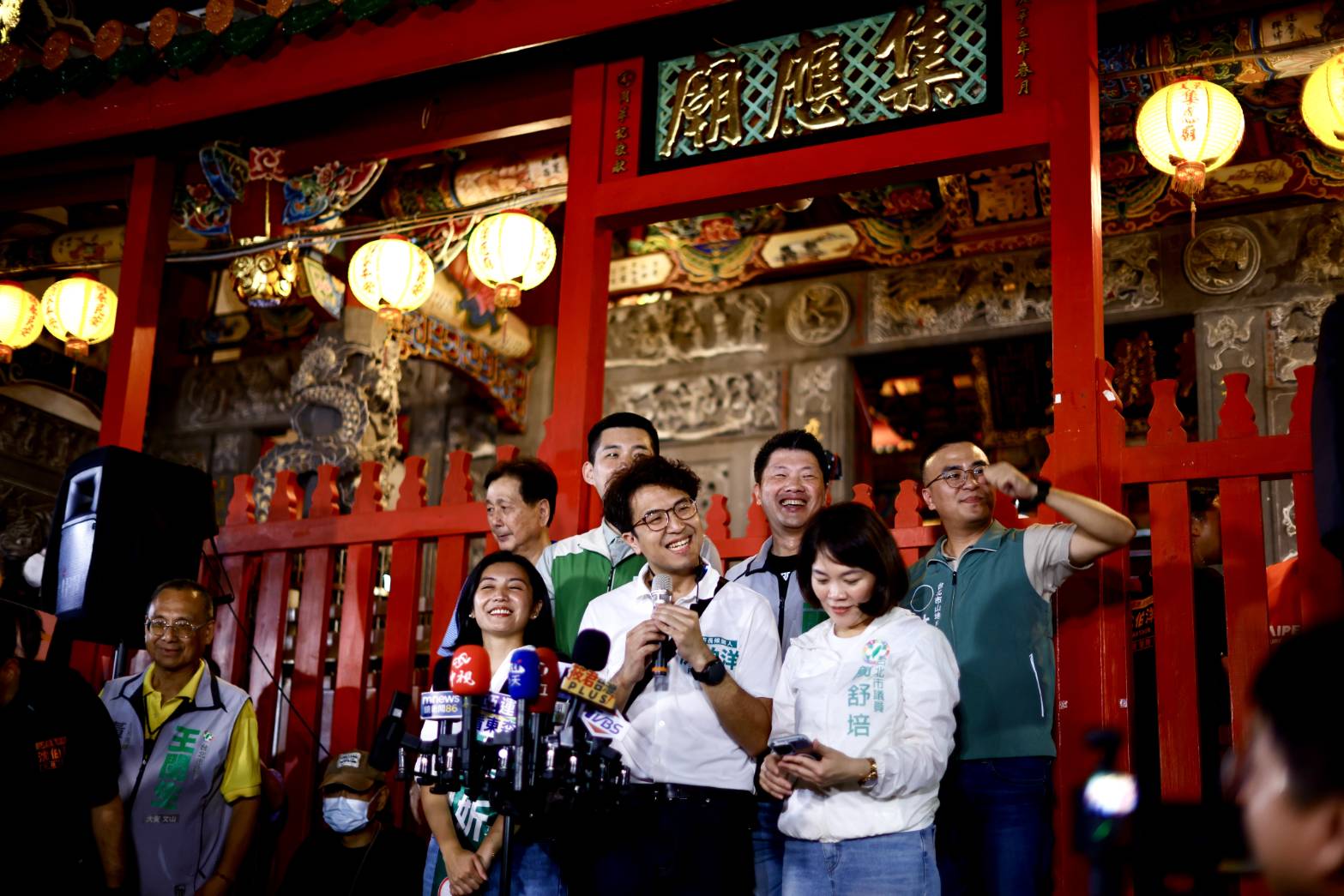 沈伯洋今晚到文山區景美夜市掃街拜票，再度掀起「洋流」。