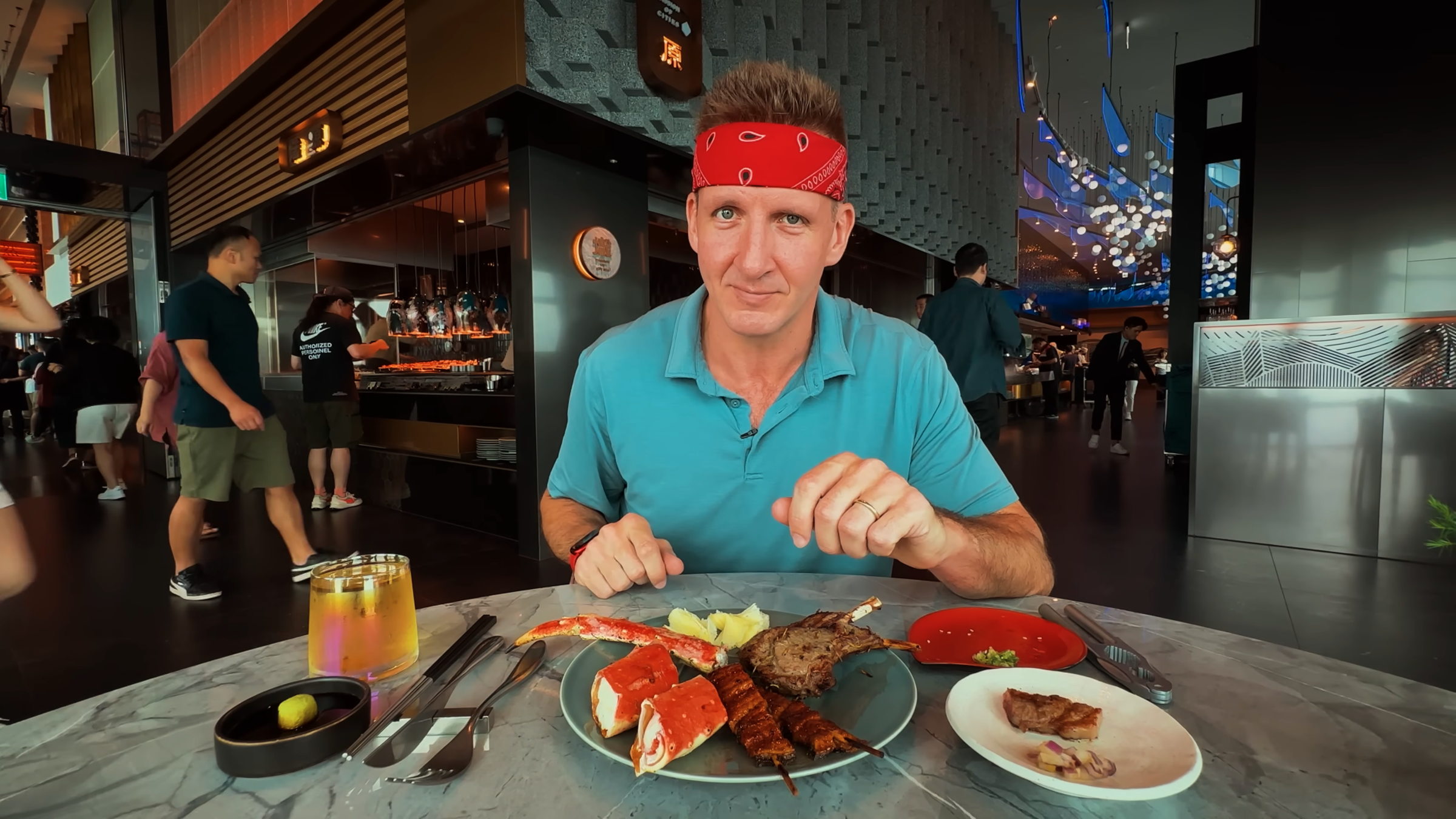 擁有千萬訂閱的國際知名YouTube頻道《Best Ever Food Review Show》曾介紹饗A Joy，並以高度評價形容其餐飲規模與內容。（饗賓集團提供）