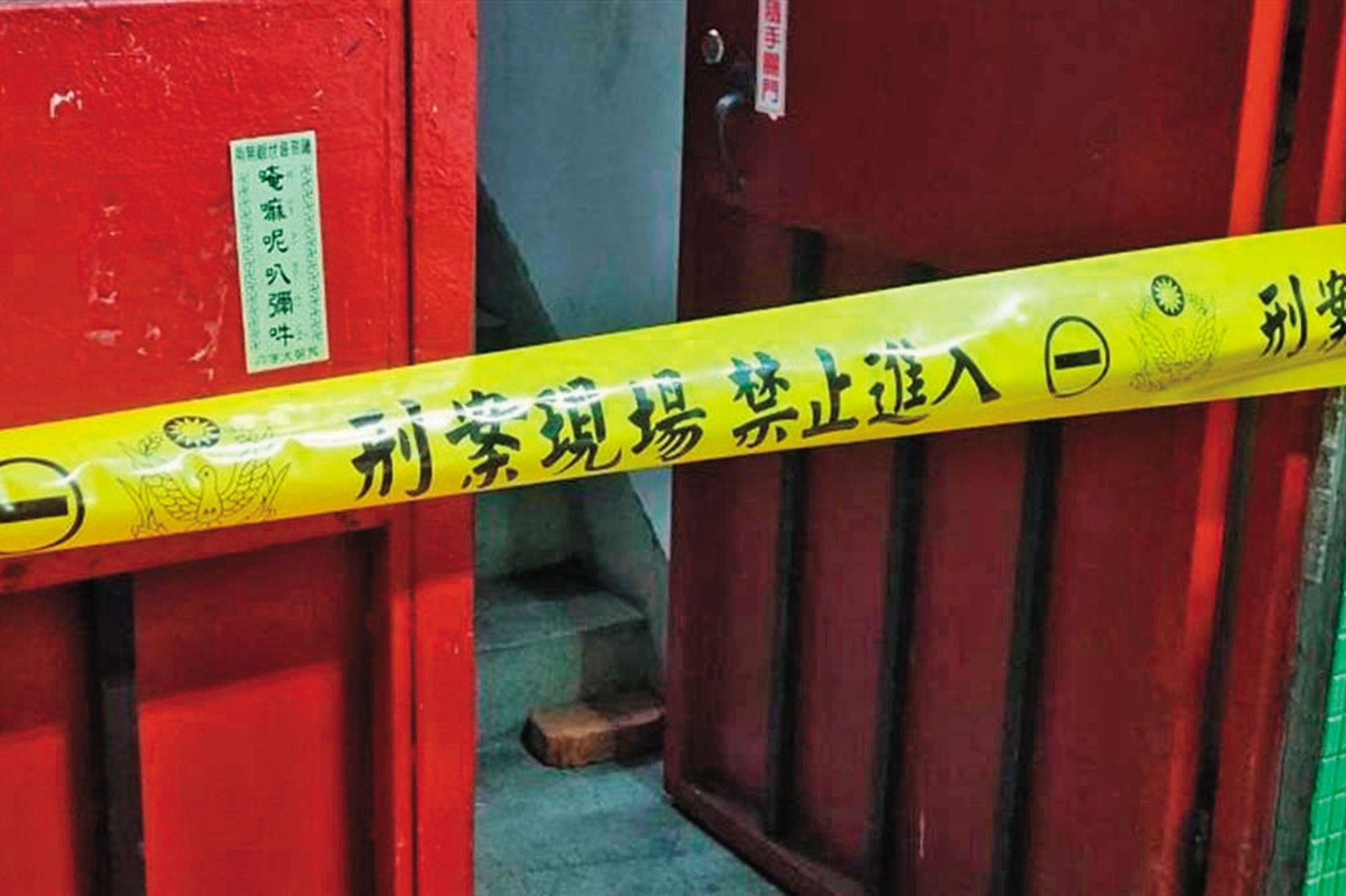 警方調閱犯案現場周邊監視器,發現李男曾在死者遇害時間進出公寓。(東森新聞提供)