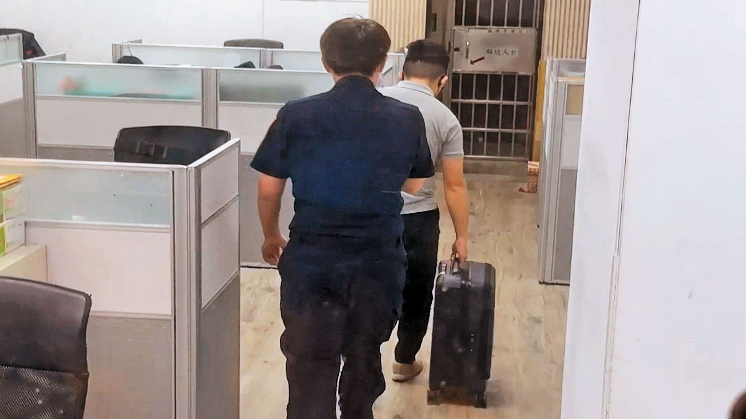 檢調人員查扣黃紹庭私人行李箱,因他已有逃亡及勾串之虞,訊後遭聲押禁見獲准。(鏡新聞提供)