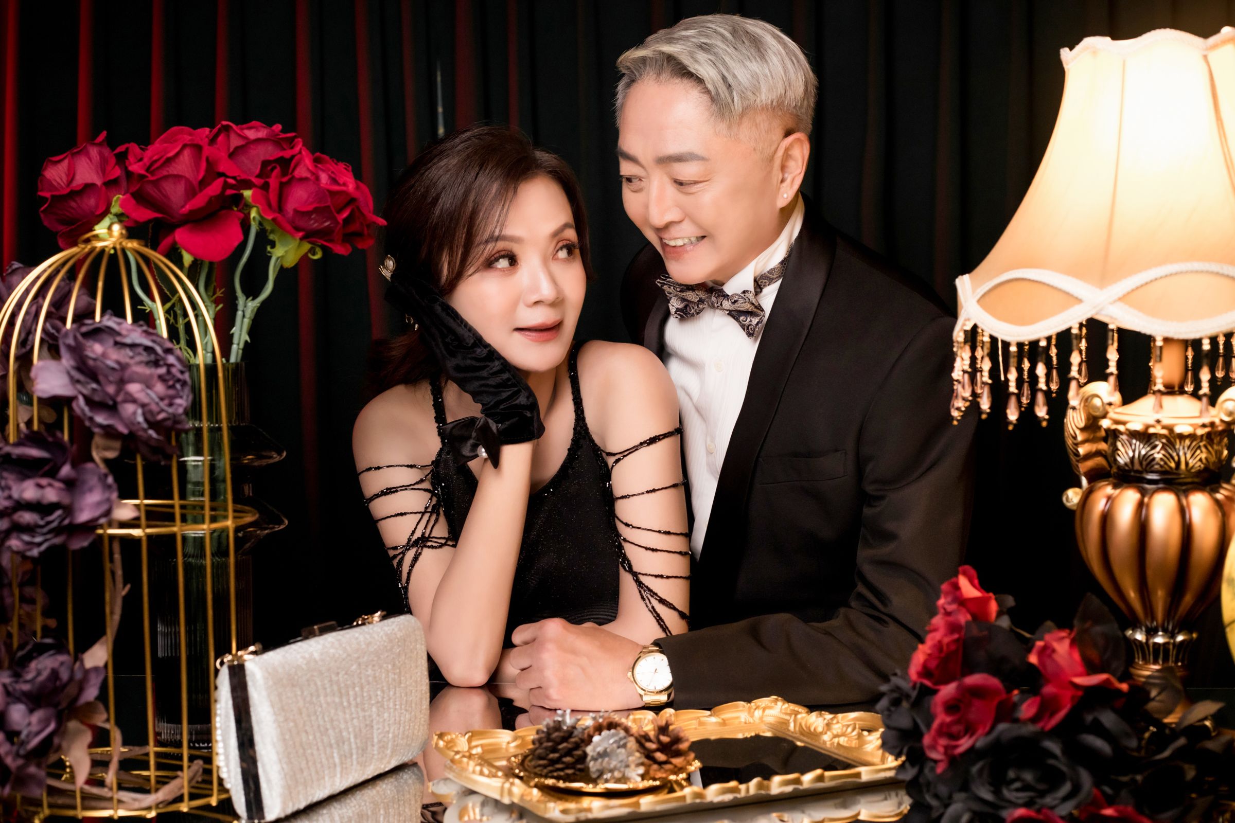 挑選黑色禮服襯托兩人的成熟穩重。(台北伊頓自助婚紗攝影工作室供)