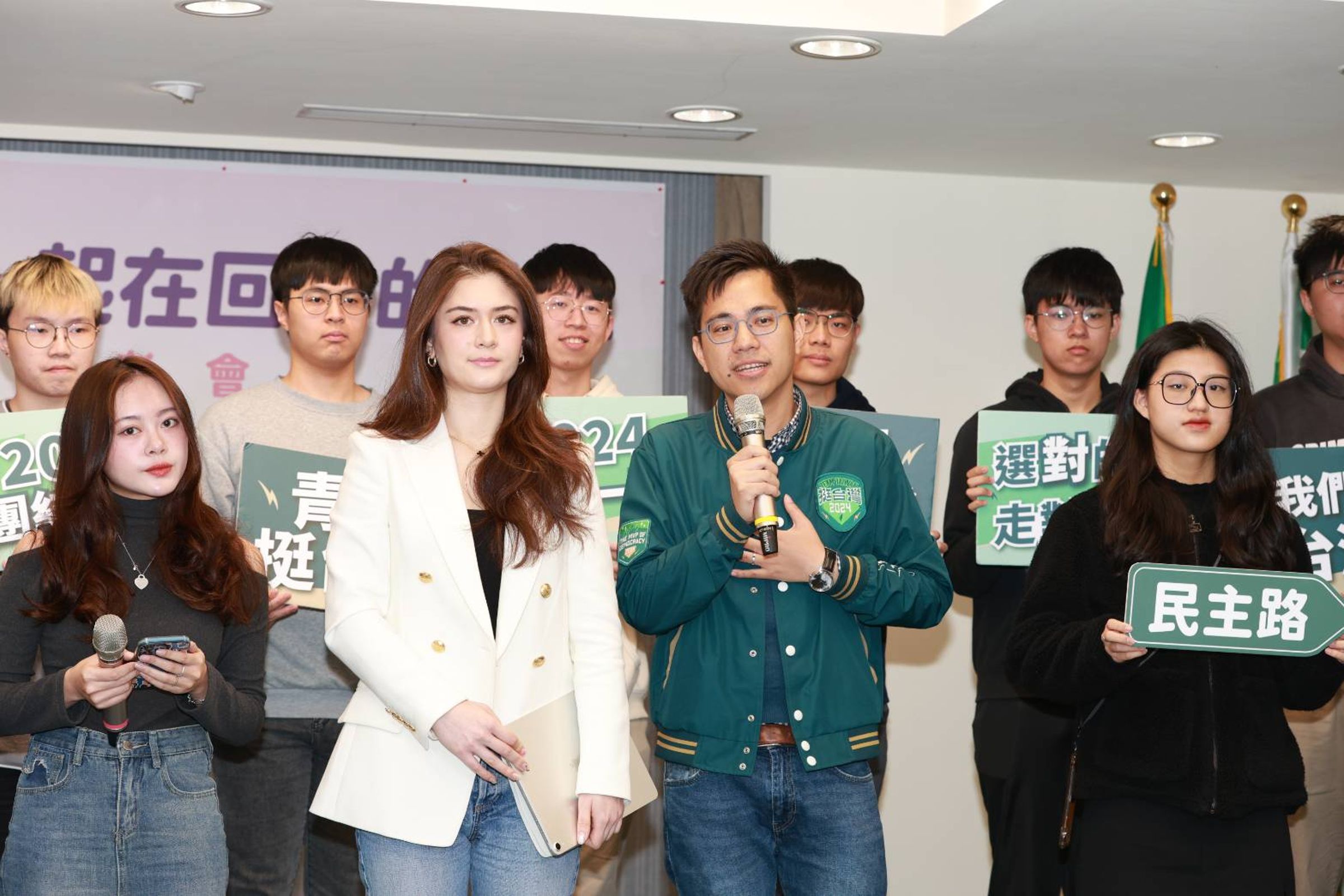 關於民進黨黨務主管被控性騷案一事，時任青年部主任、現任新媒中心主任阮俊達（前右2）自請調查。（民進黨提供）