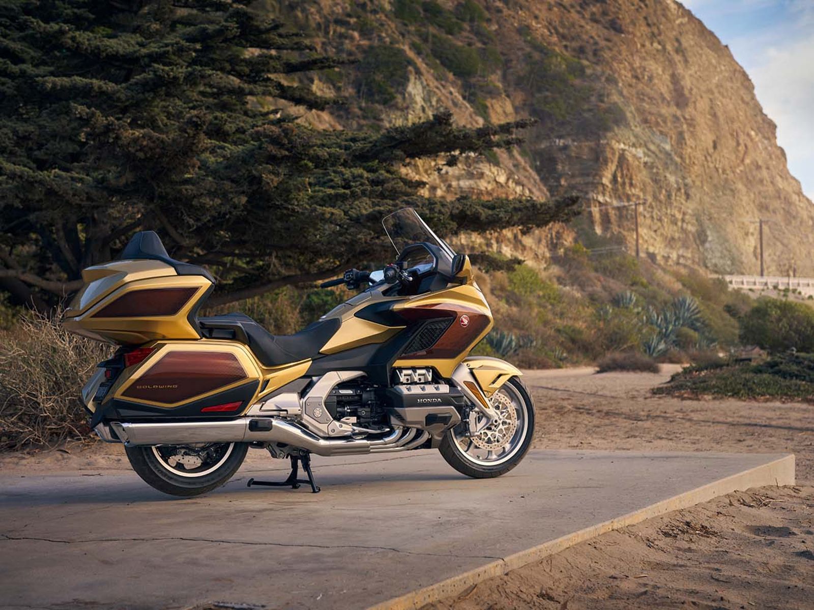 Goldwing五十週年紀念版提供兩種版本,建議售價分別為110.8萬與133.8萬。