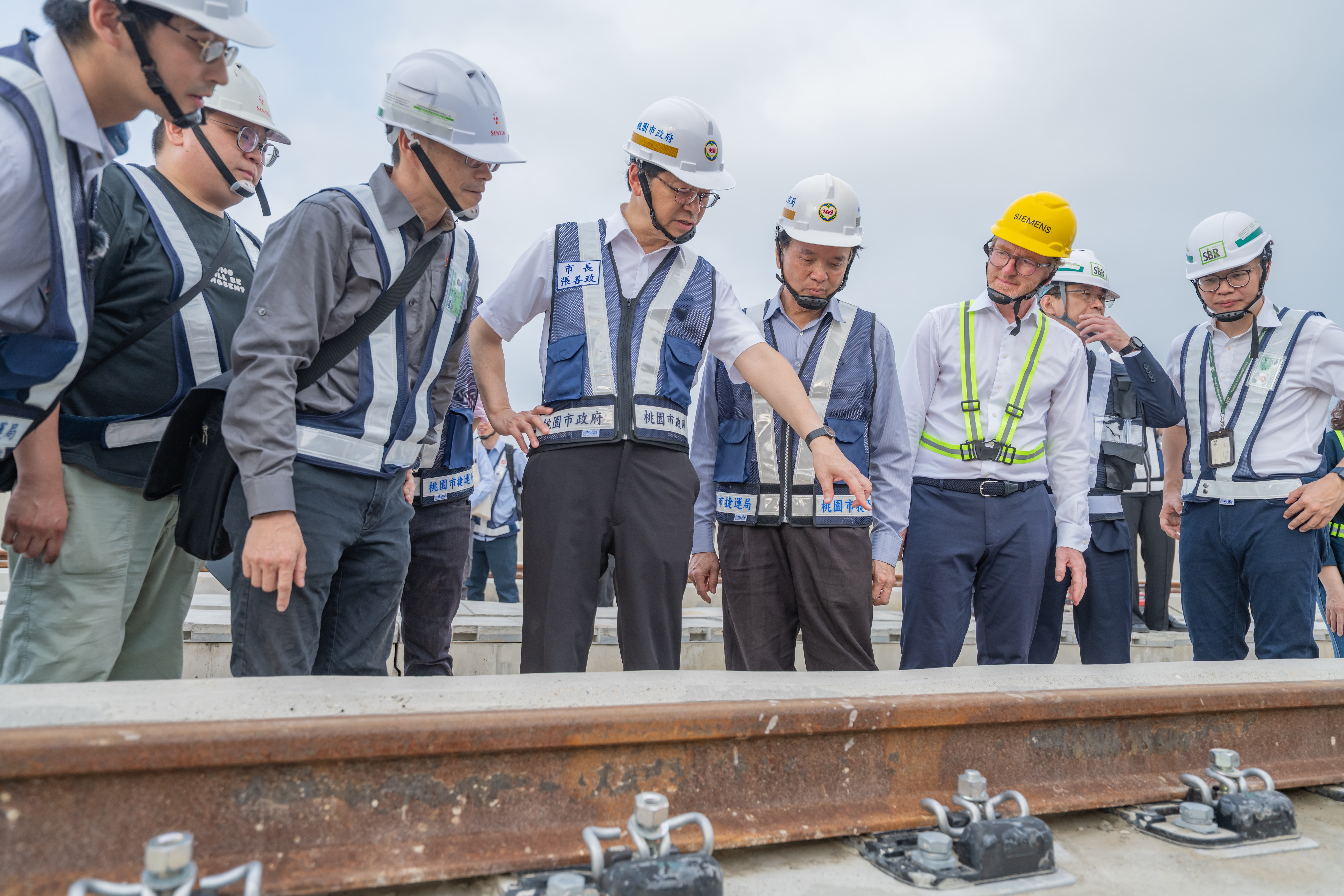 桃園市長張善政與捷運工程局長劉慶豐共同視察捷運工程進度。