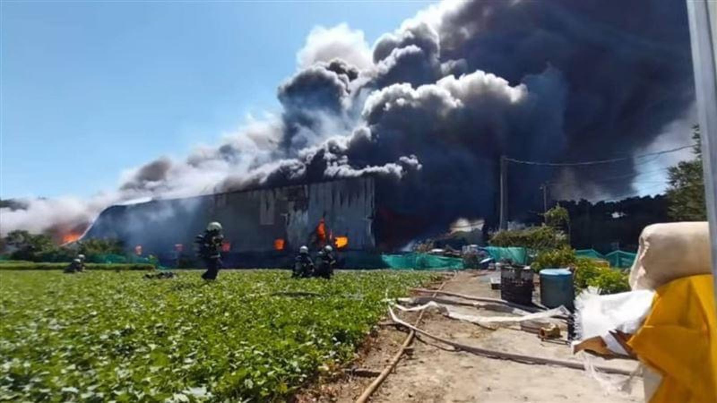北市士林區一處工廠6日起火燃燒,火勢伴隨濃密黑煙。(翻攝記者爆料網)