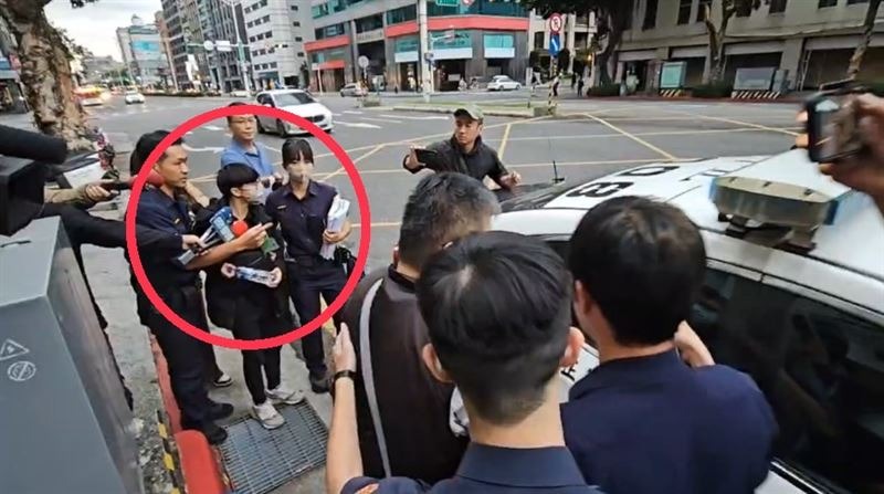 追撞前公車的大有巴士23歲謝姓女駕駛（紅圈），事後被踢爆在現場竟滿臉笑容，還時不時玩手指。 （翻攝畫面）