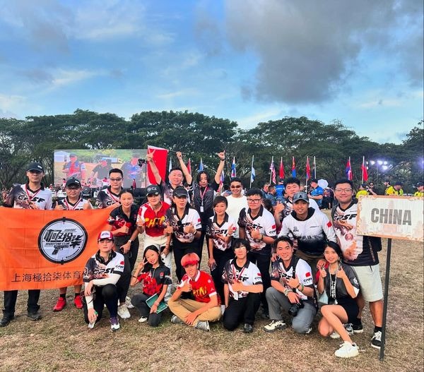中國戰狼參加國際射擊賽，亂搶我國國旗！遭主辦單位取消資格。（翻自臉書）