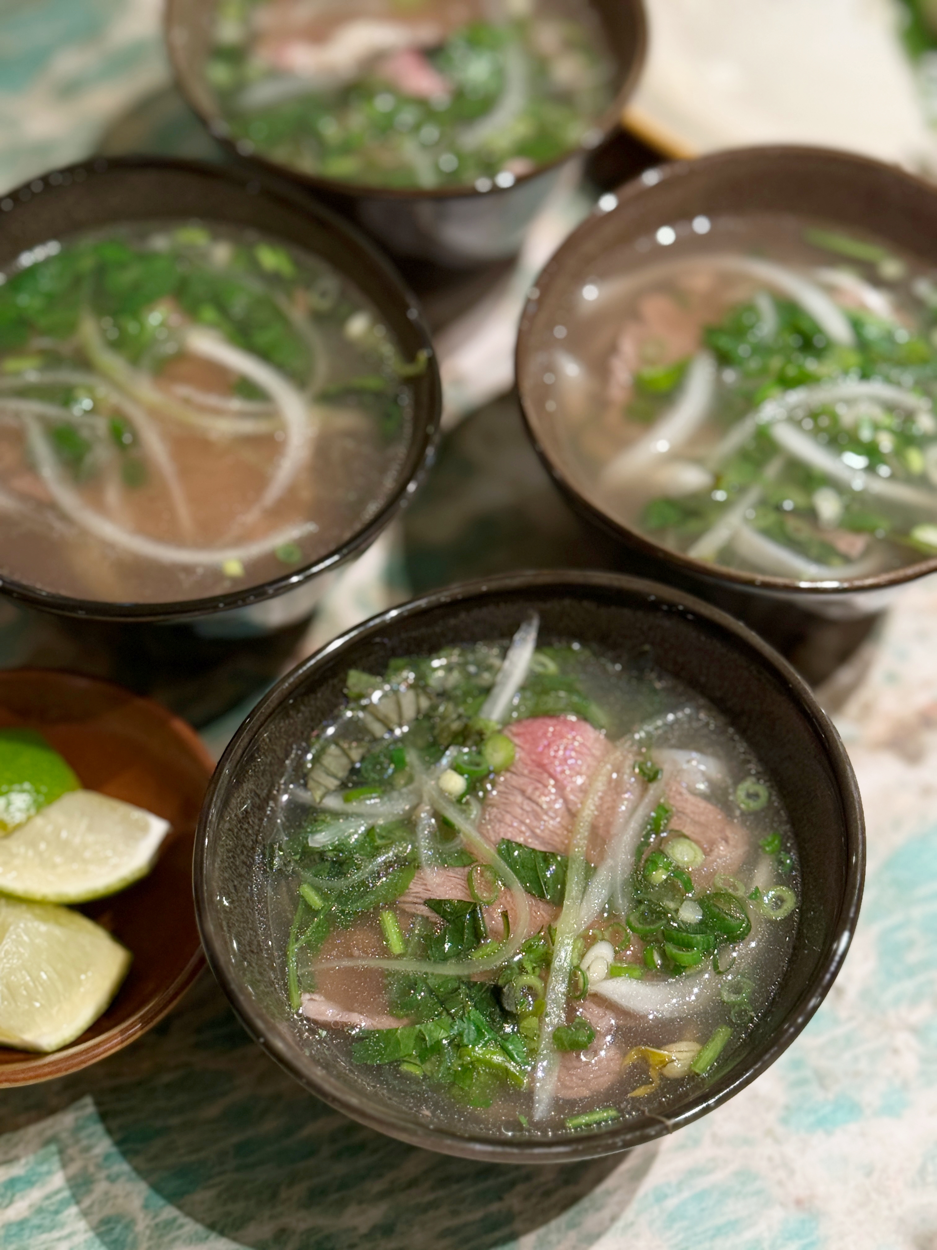 「現沖一口 Phở」牛肉軟嫩、湯頭鮮美純粹，重現越南經典風味。（100元／碗）