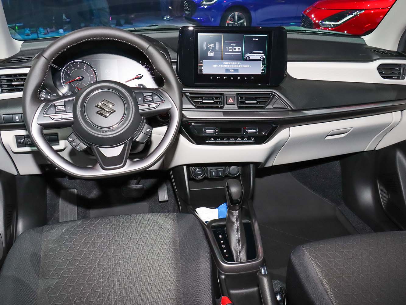 車內採用以駕駛者為導向的設計。
