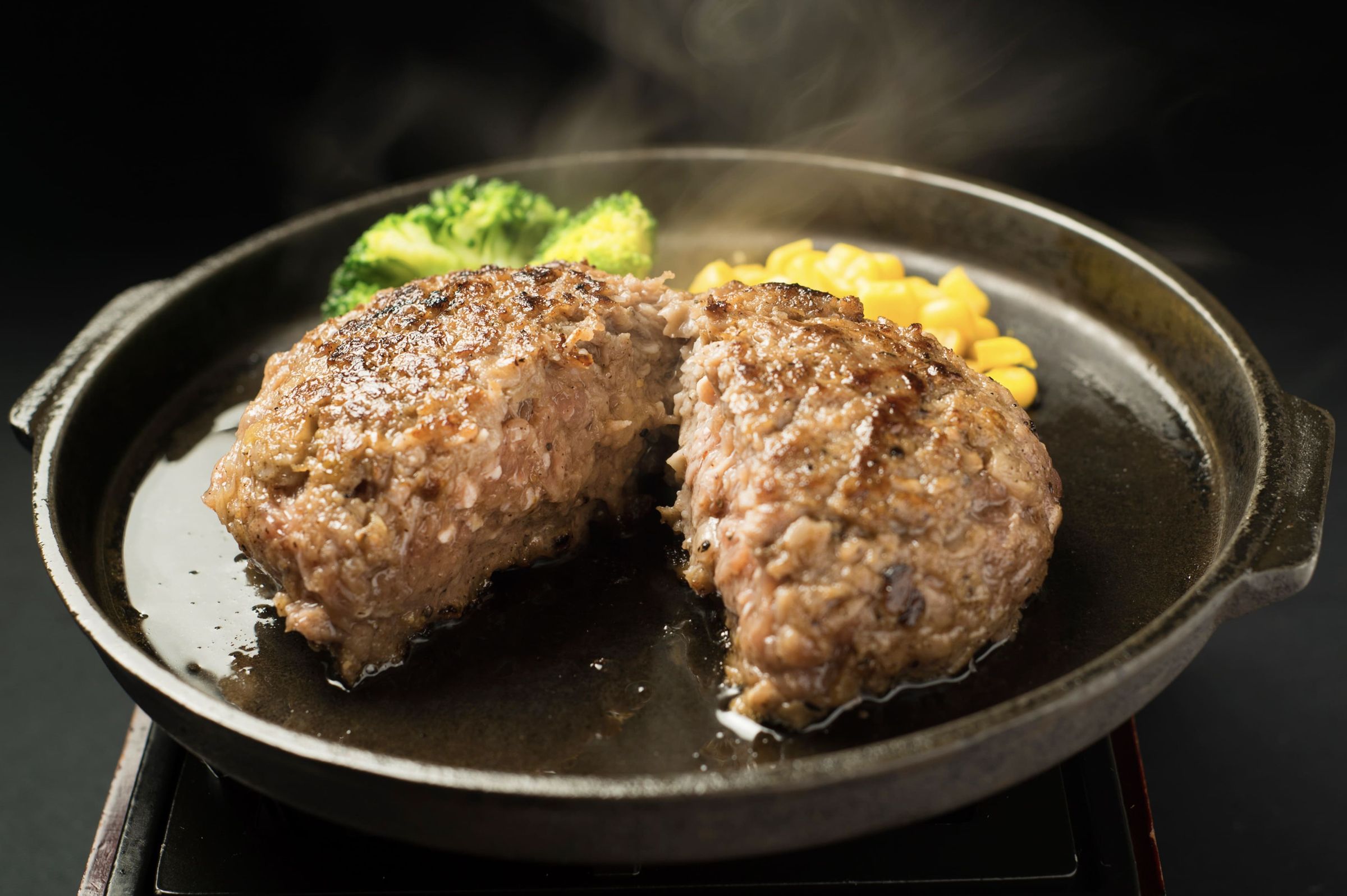 「100% A5和牛漢堡排」散發和牛肉質自然、鮮甜的香氣,口感極致柔軟。(490元/份,福吉漢堡排提供)
