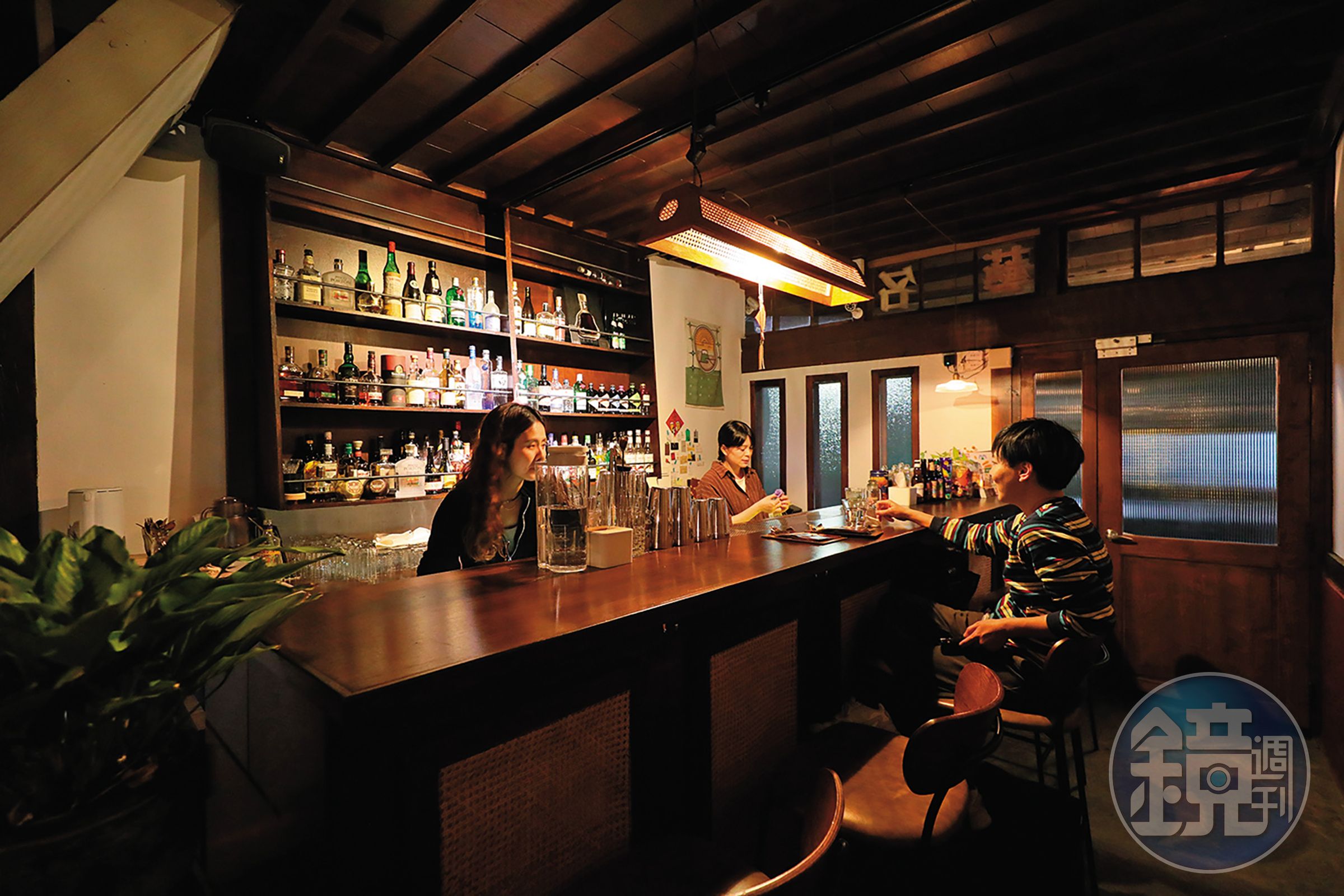 開在嘉義70年老屋內的「斗酒」，室內使用大量木質家具，加上溫暖昏黃的燈光，讓人很放鬆。