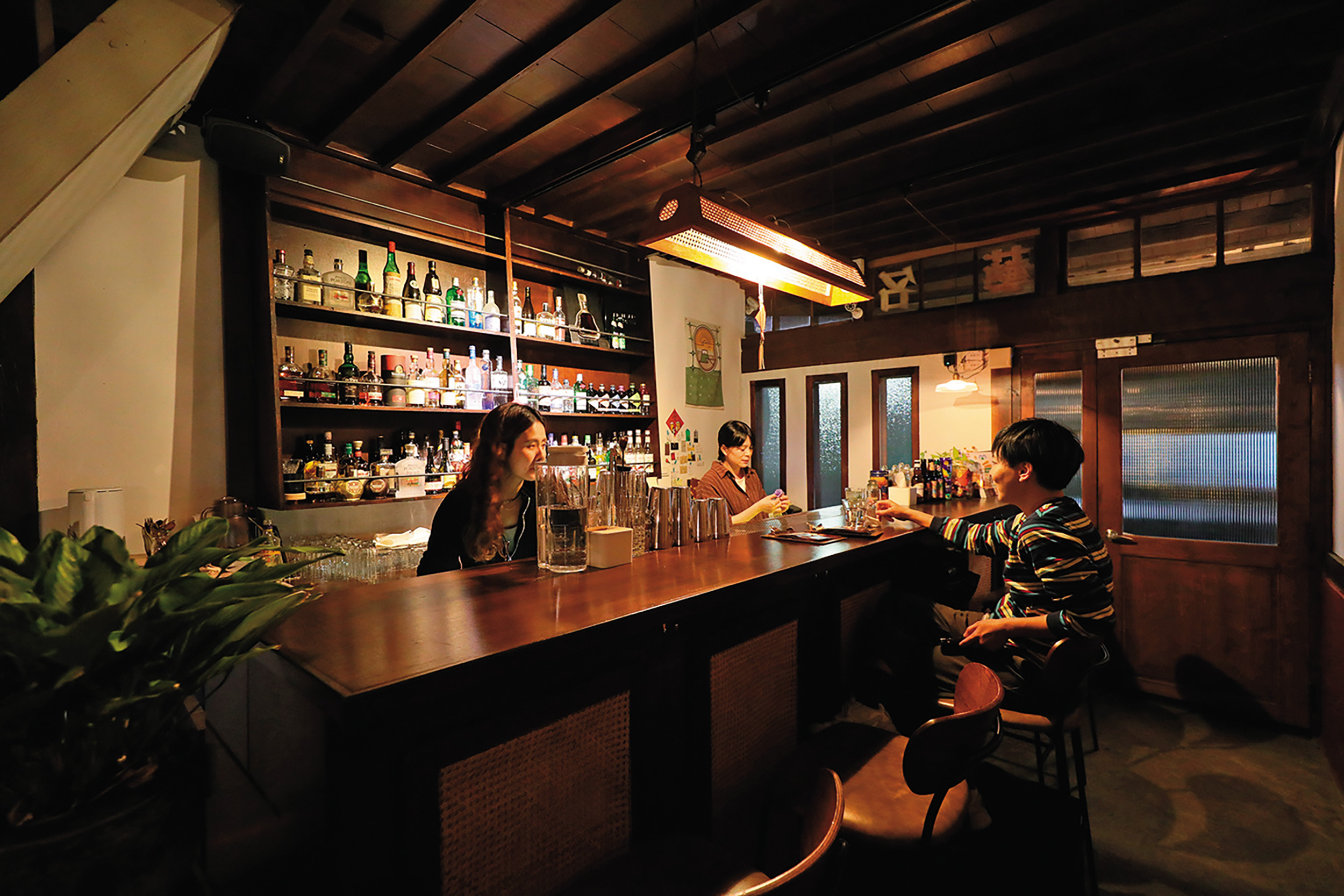 開在嘉義70年老屋內的「斗酒」，室內使用大量木質家具，加上溫暖昏黃的燈光，讓人很放鬆。