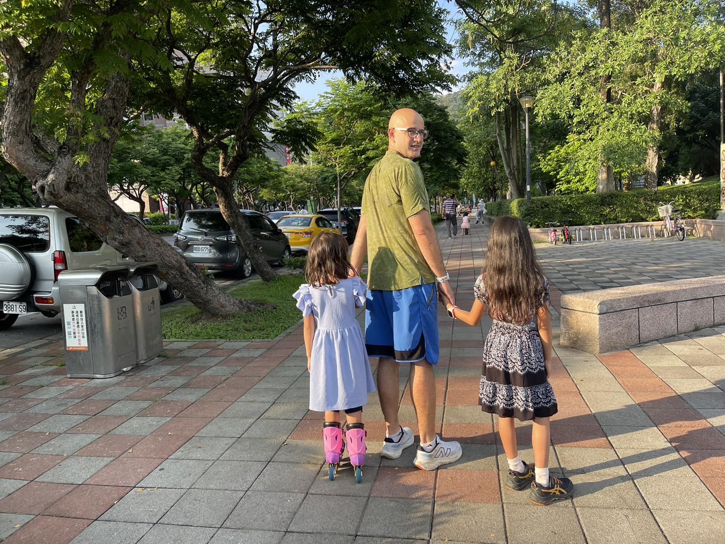 吳鳳（中）育有2名女兒，時常分享教育看法。（翻攝吳鳳臉書）