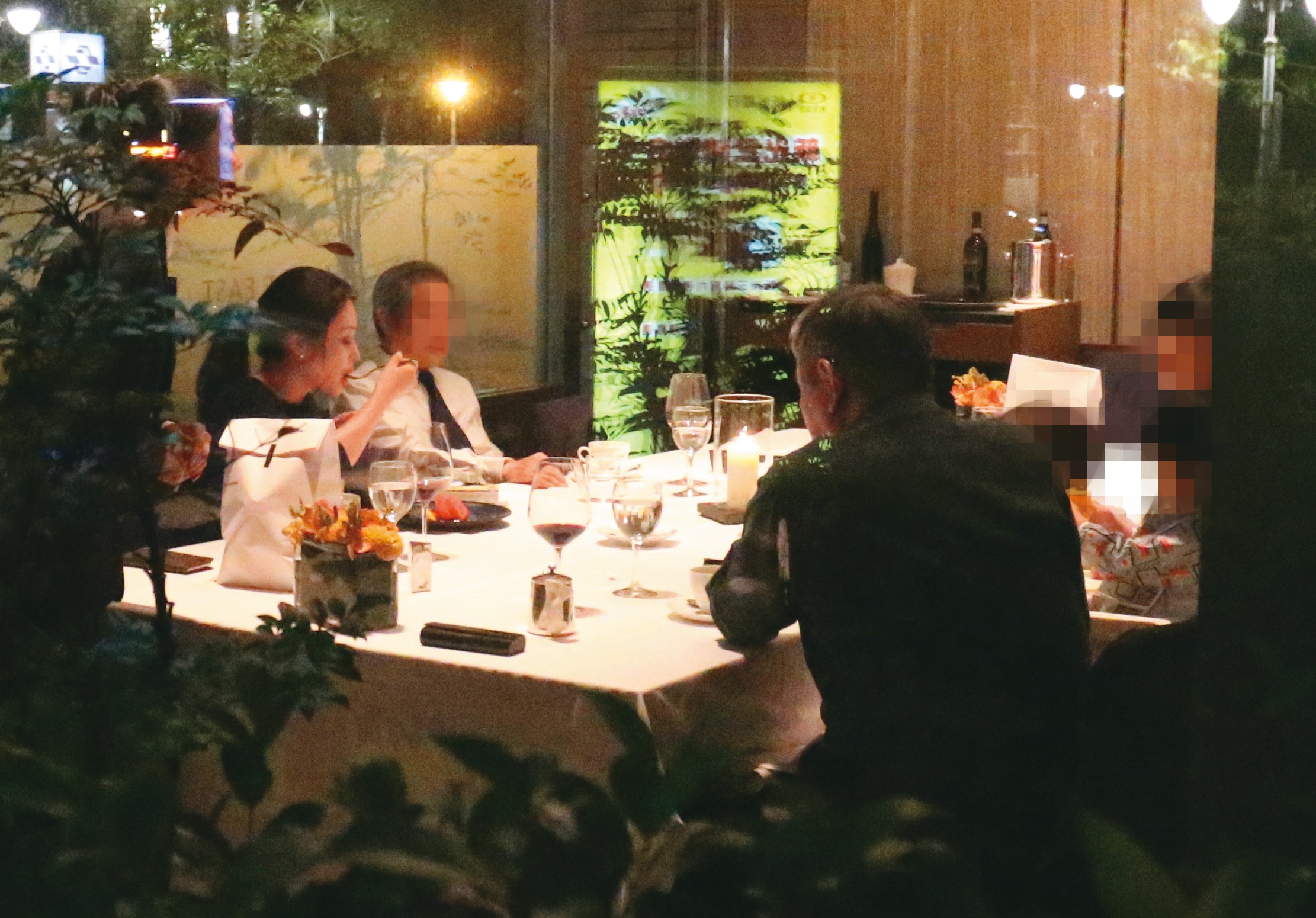 本刊曾直擊麻衣（左一）返台，帶著父親、兒子與王文洋（右一）聚餐。