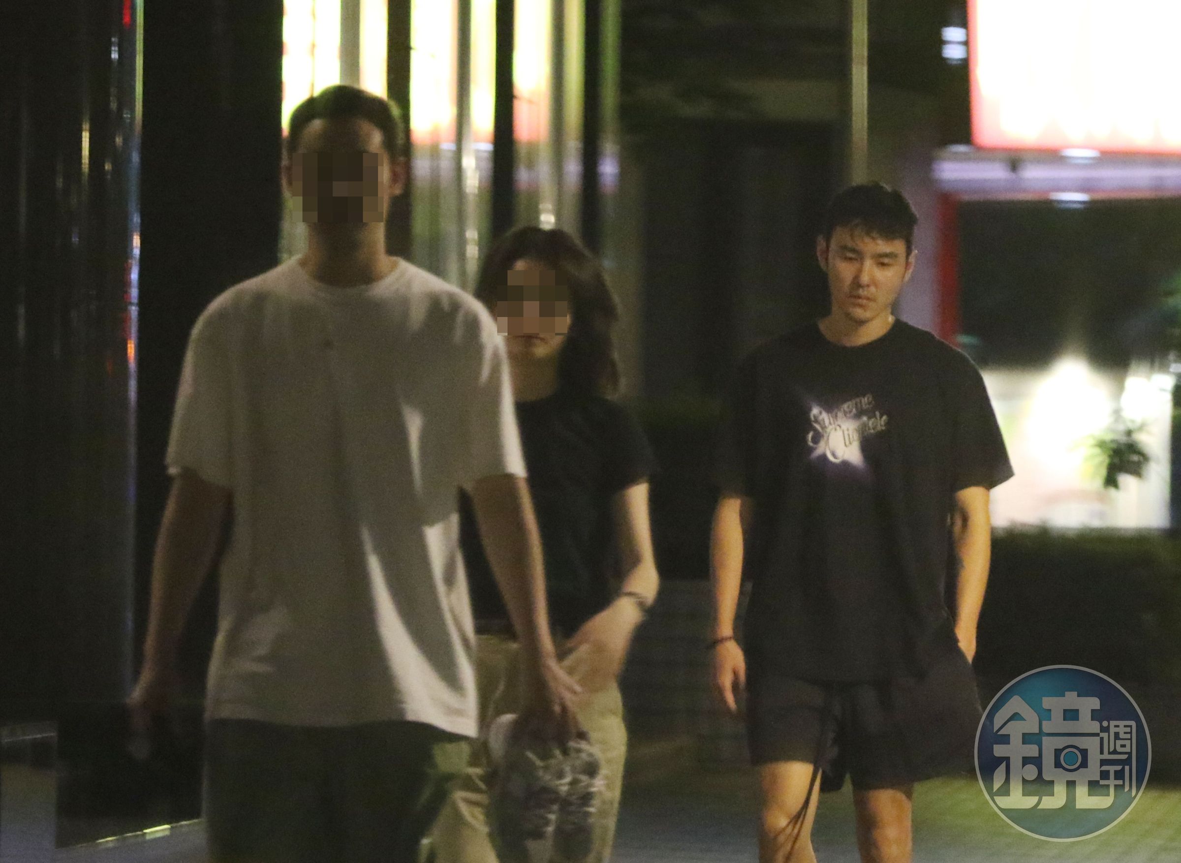 阮經天21日丁母憂,最愛的媽媽離世對他打擊甚大,22日晚與弟弟及女性友人回家時,眉頭深鎖落寞。