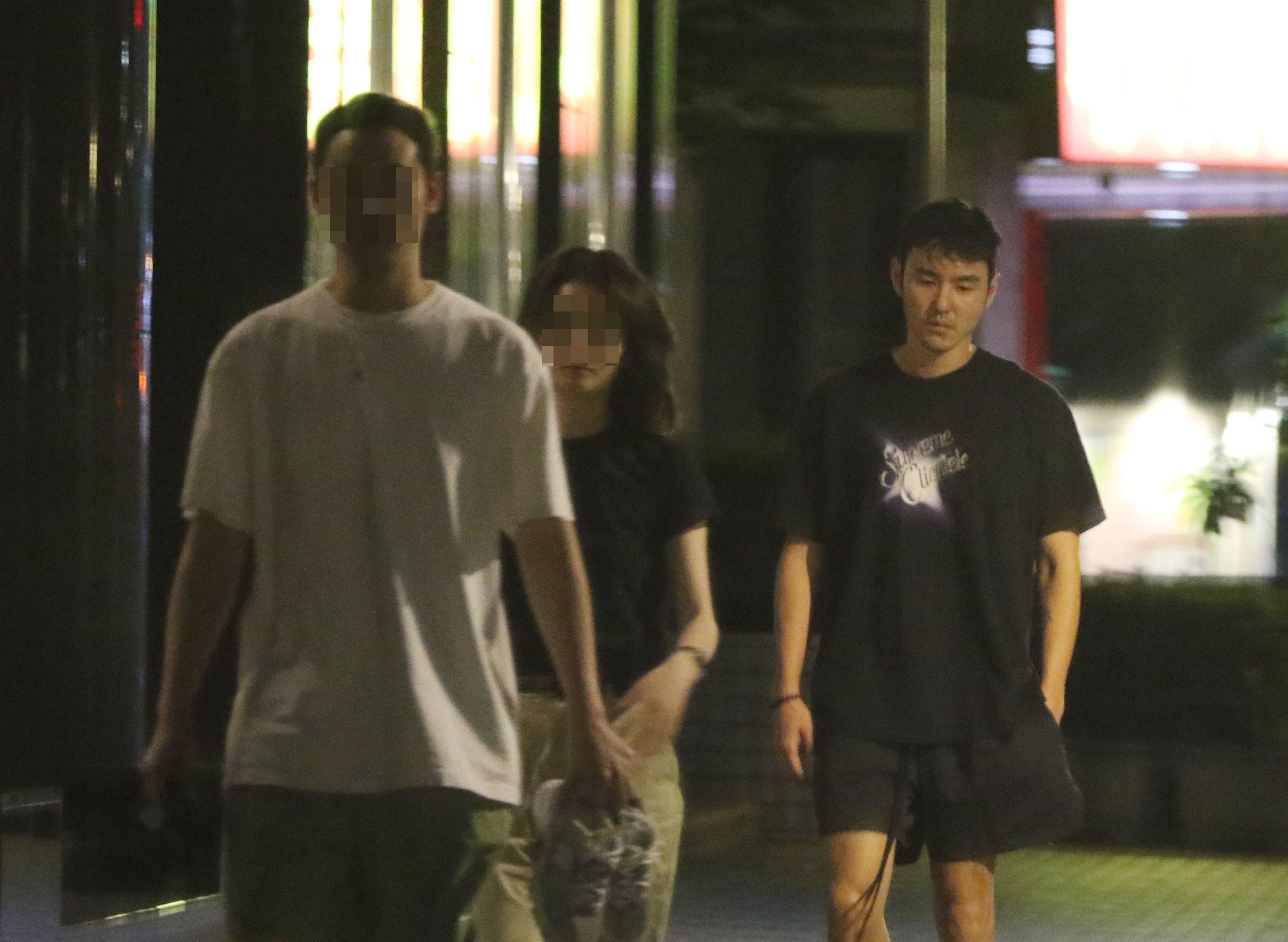 阮經天21日丁母憂，最愛的媽媽離世對他打擊甚大，22日晚與弟弟及女性友人回家時，眉頭深鎖落寞。