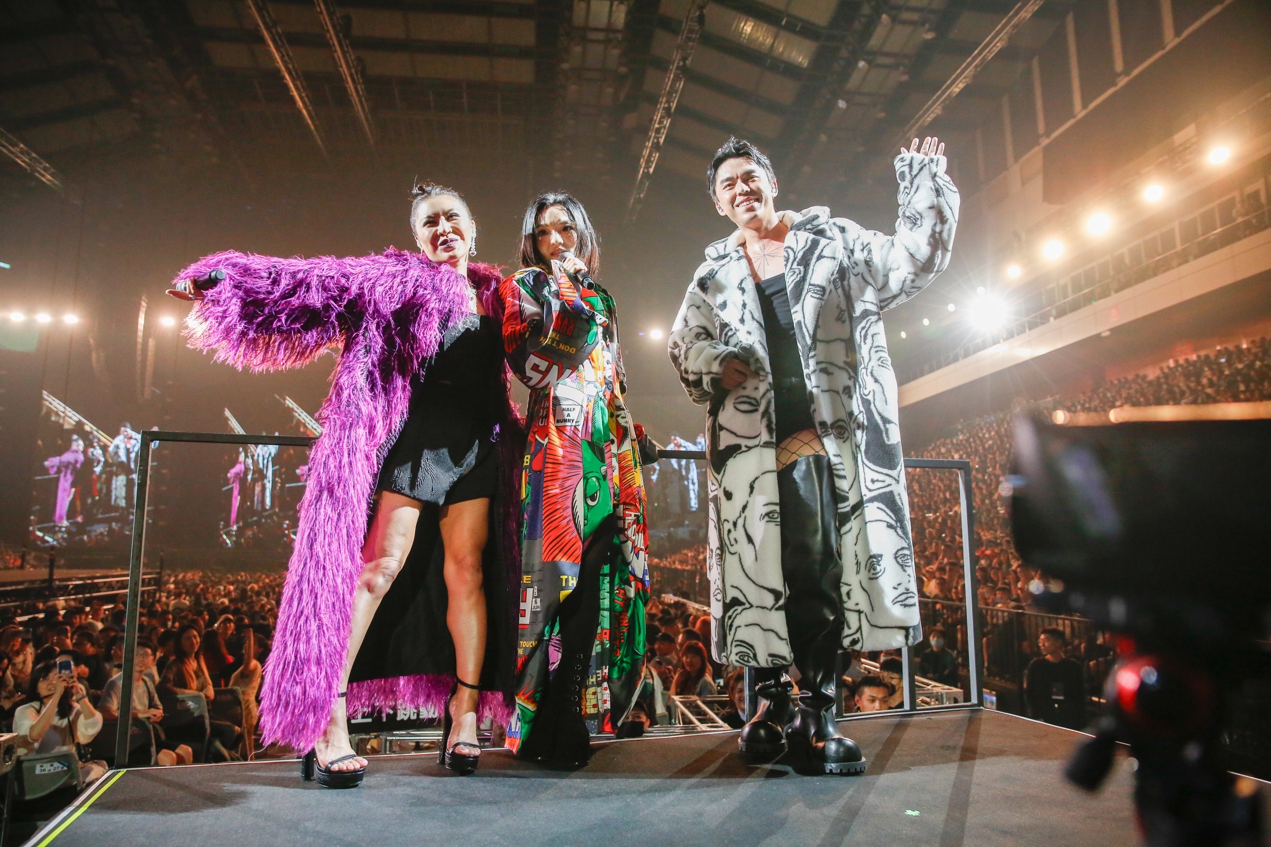 徐佳瑩邀來好友艾怡良及HUSH助陣，3人比拚性感。