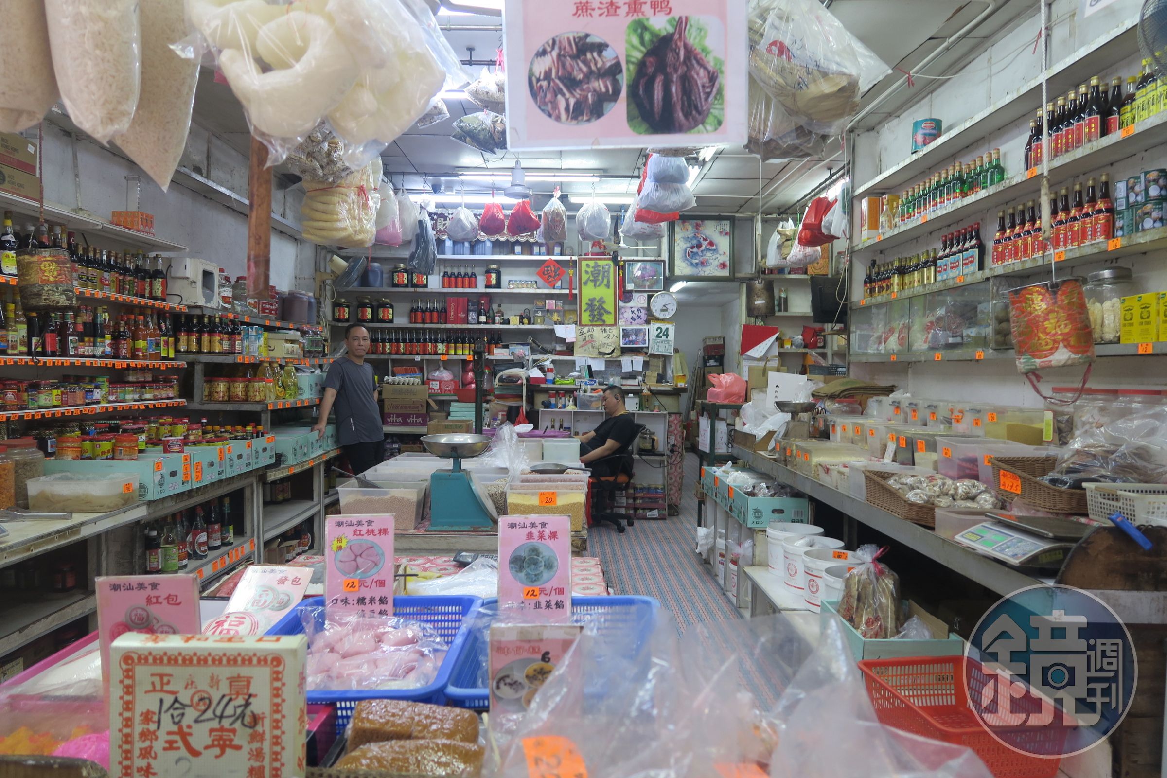 潮發店裡應有盡有,店前還有紅桃粿、韭菜粿等每日現做的潮州粿。