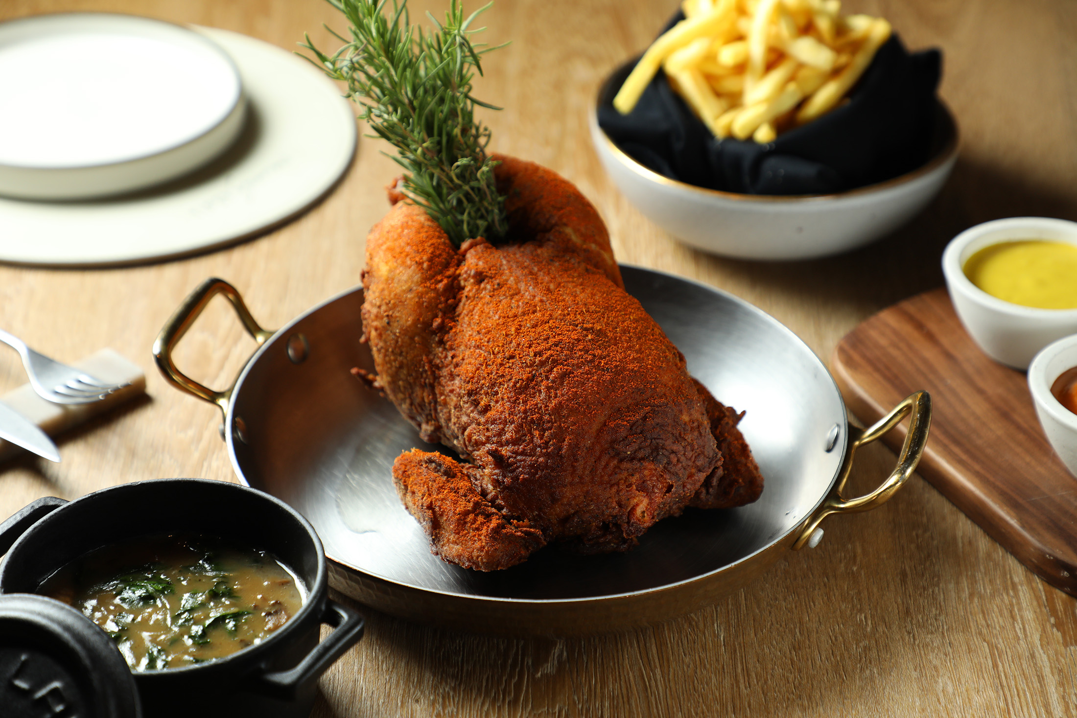 台北寒舍艾美酒店攜手米其林主廚與冠軍調酒師打造的全新餐酒館「TIPSY Sparrow」，以新美式料理為主軸，端出融合多國食材的多元菜色。