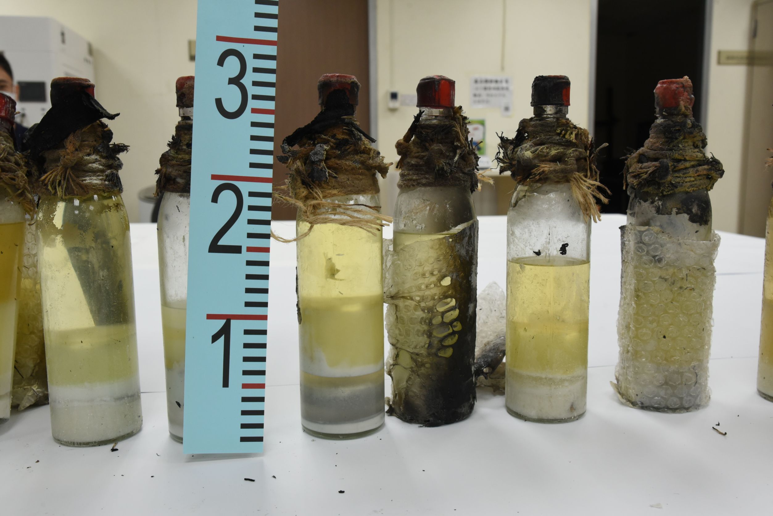 化學專家分析,張文製作的混合型汽油彈,燃燒後會產生數百至上千度高溫,將有機物分解、脫水。(警方提供)