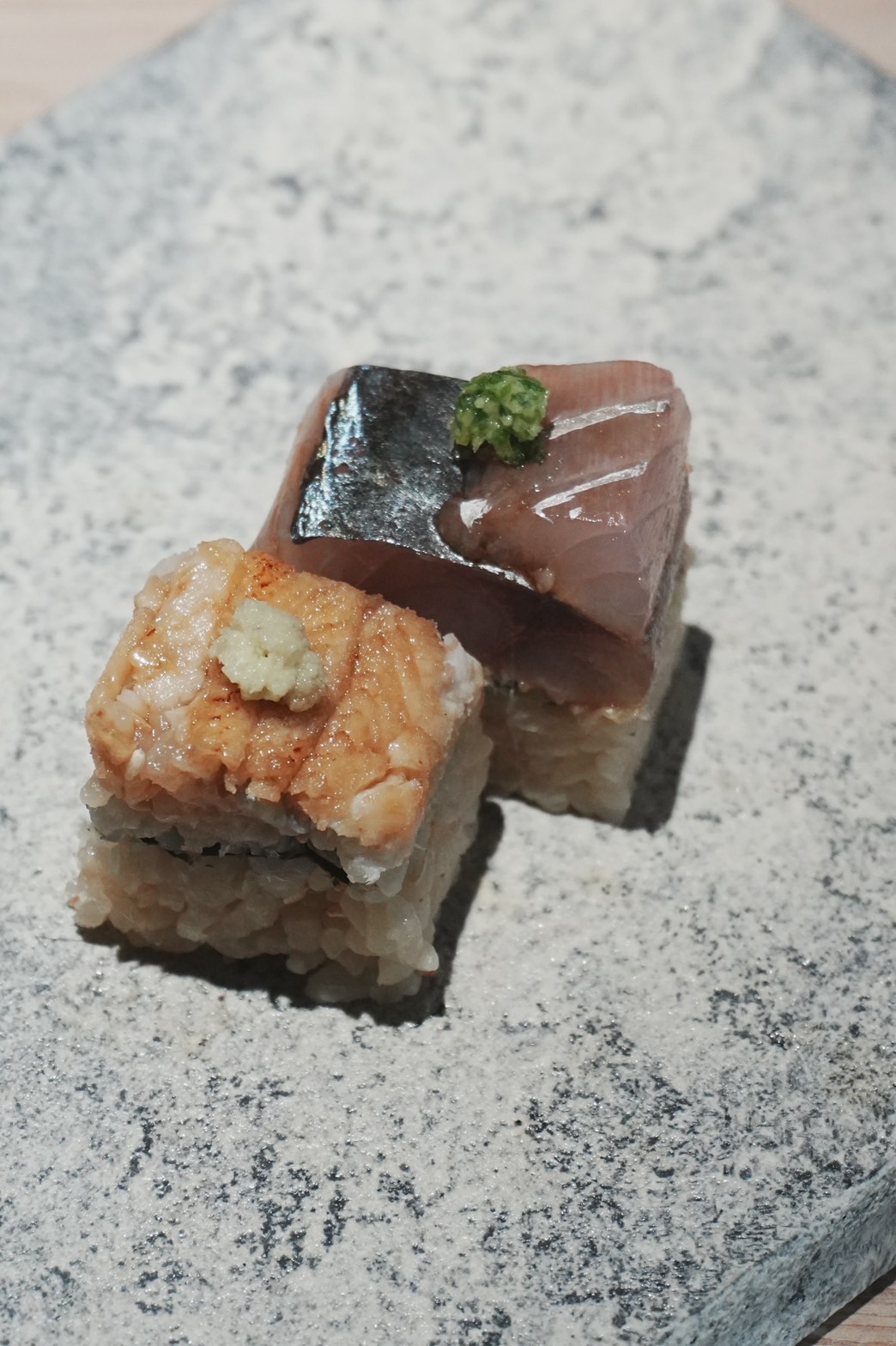 關西風味的「星鰻押壽司」（左）、「竹莢魚押壽司」（右），是菜單上的定番。