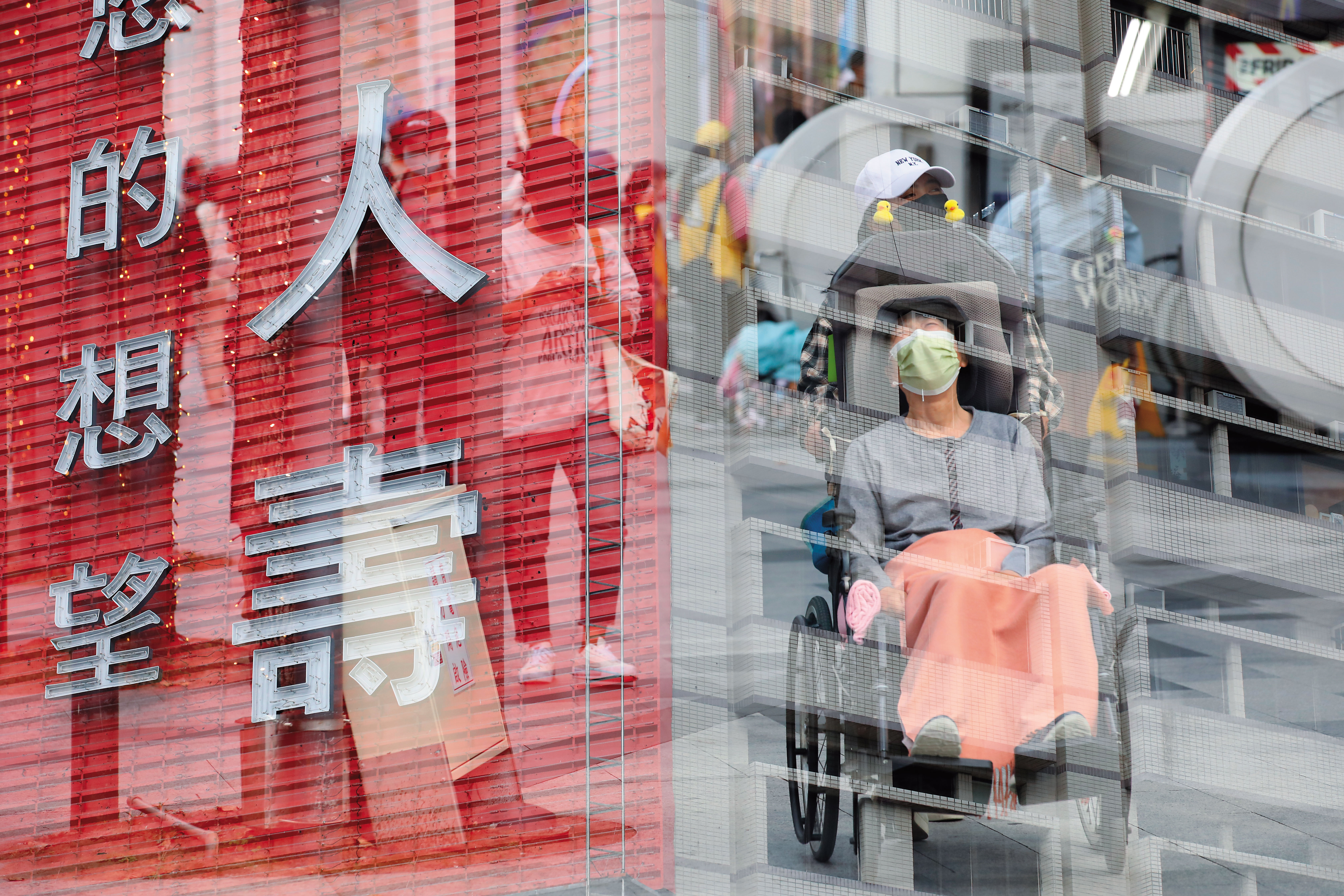 精神疾病被視為影響生活與就業能力的「加重因子」，許多保險公司因此拒絕為罹患相關疾病的客戶承保。