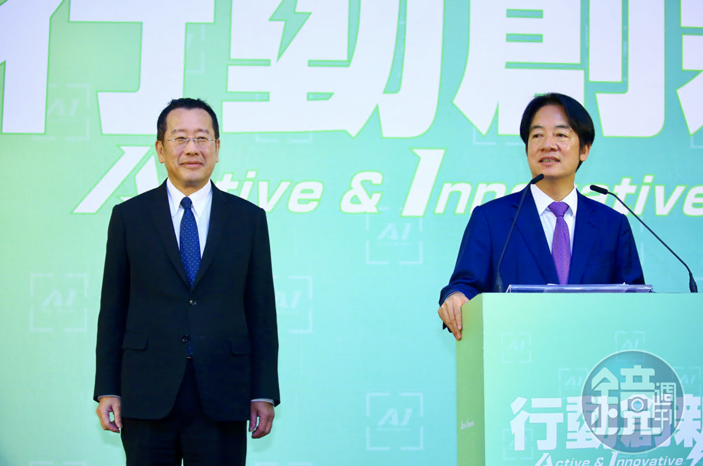 賴清德（右）宣布顧立雄（左）擔任國防部長。
