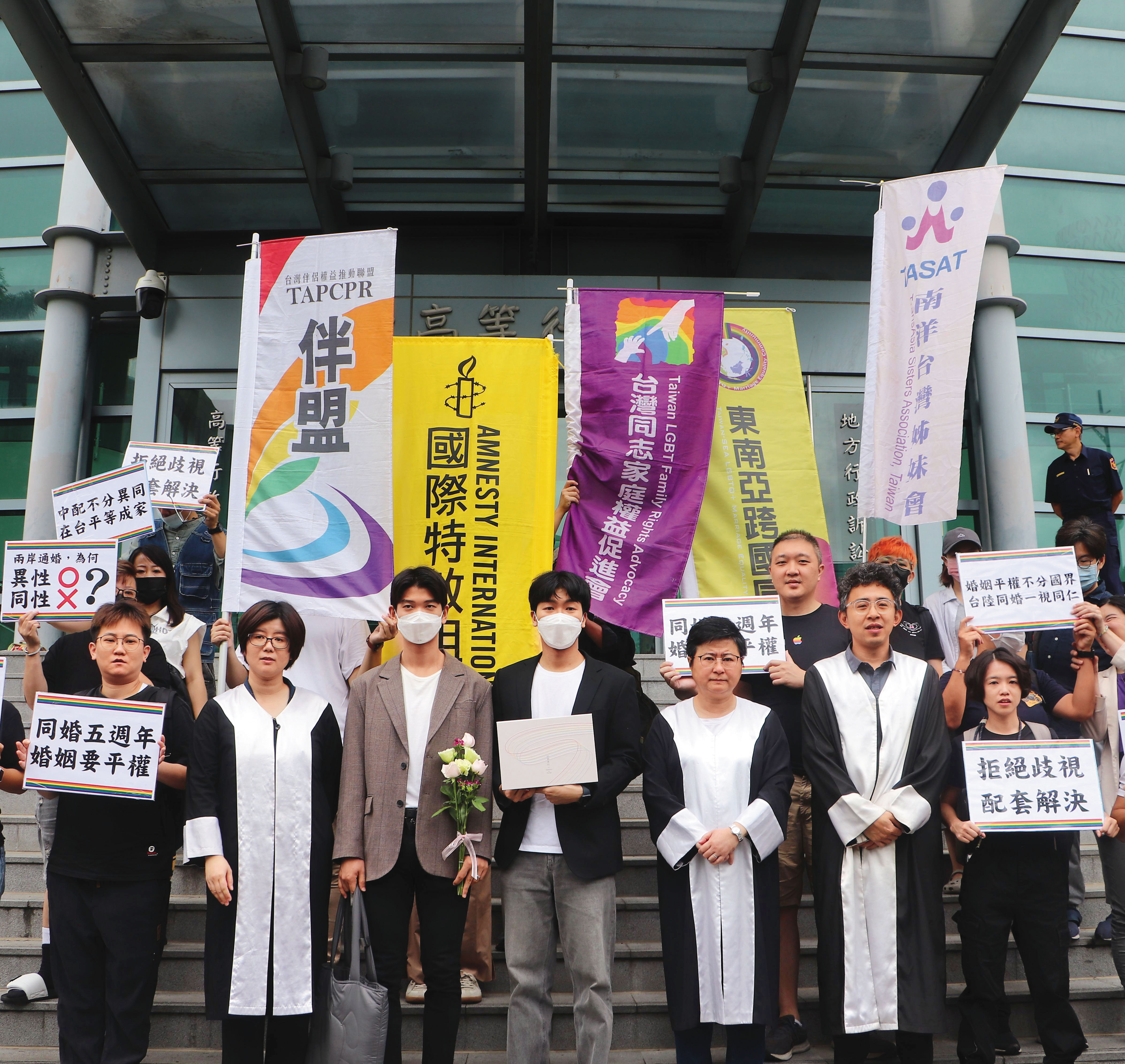 台灣伴侶權益推動聯盟律師團協助Alvin和Jim發起訴訟，希望落實婚姻平權。（簡至潔提供）