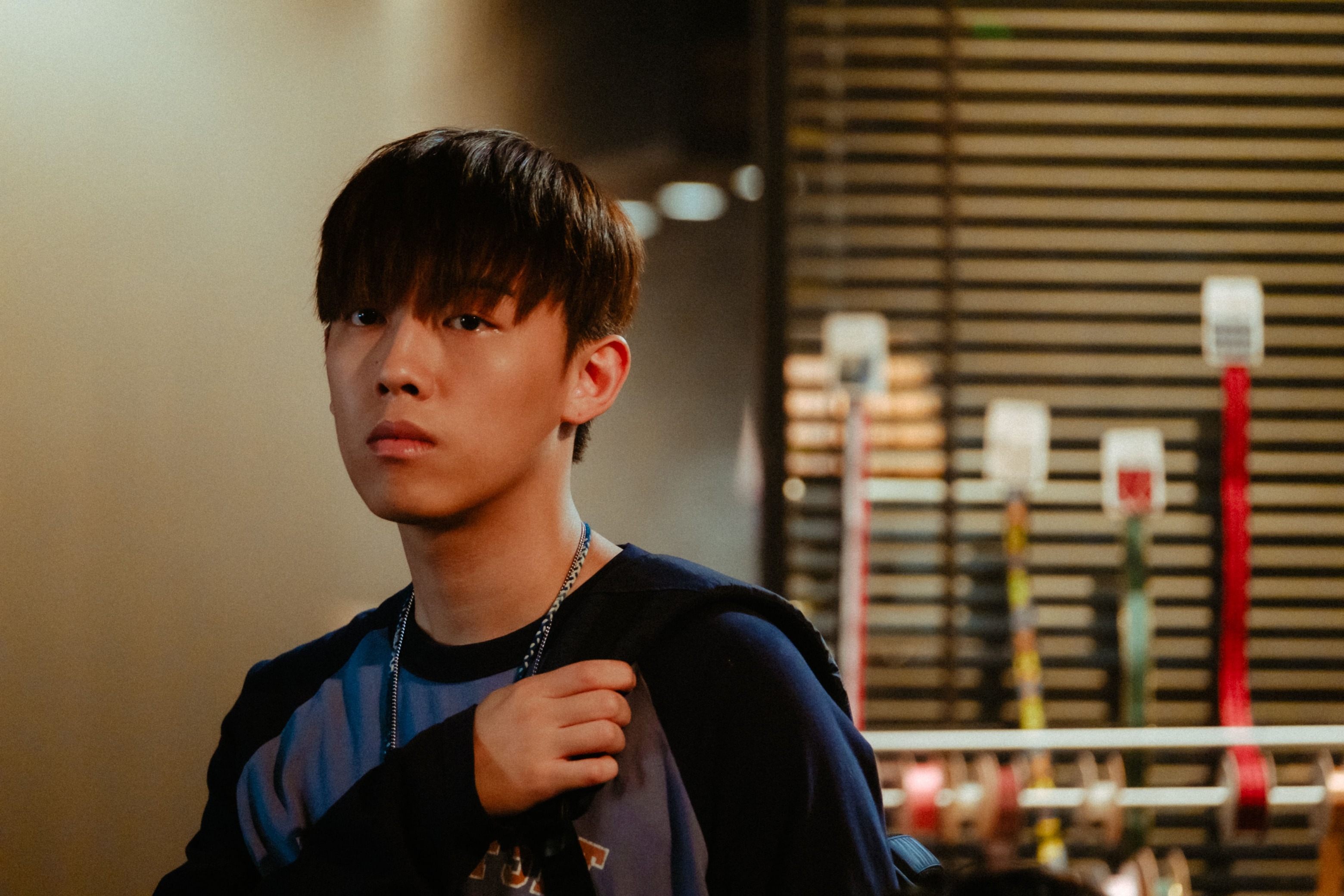 香港人氣歌手張天賦由吳君如欽點推薦給導演,身為偶像歌手的他為符合角色需要素顏演出。(甲上提供)