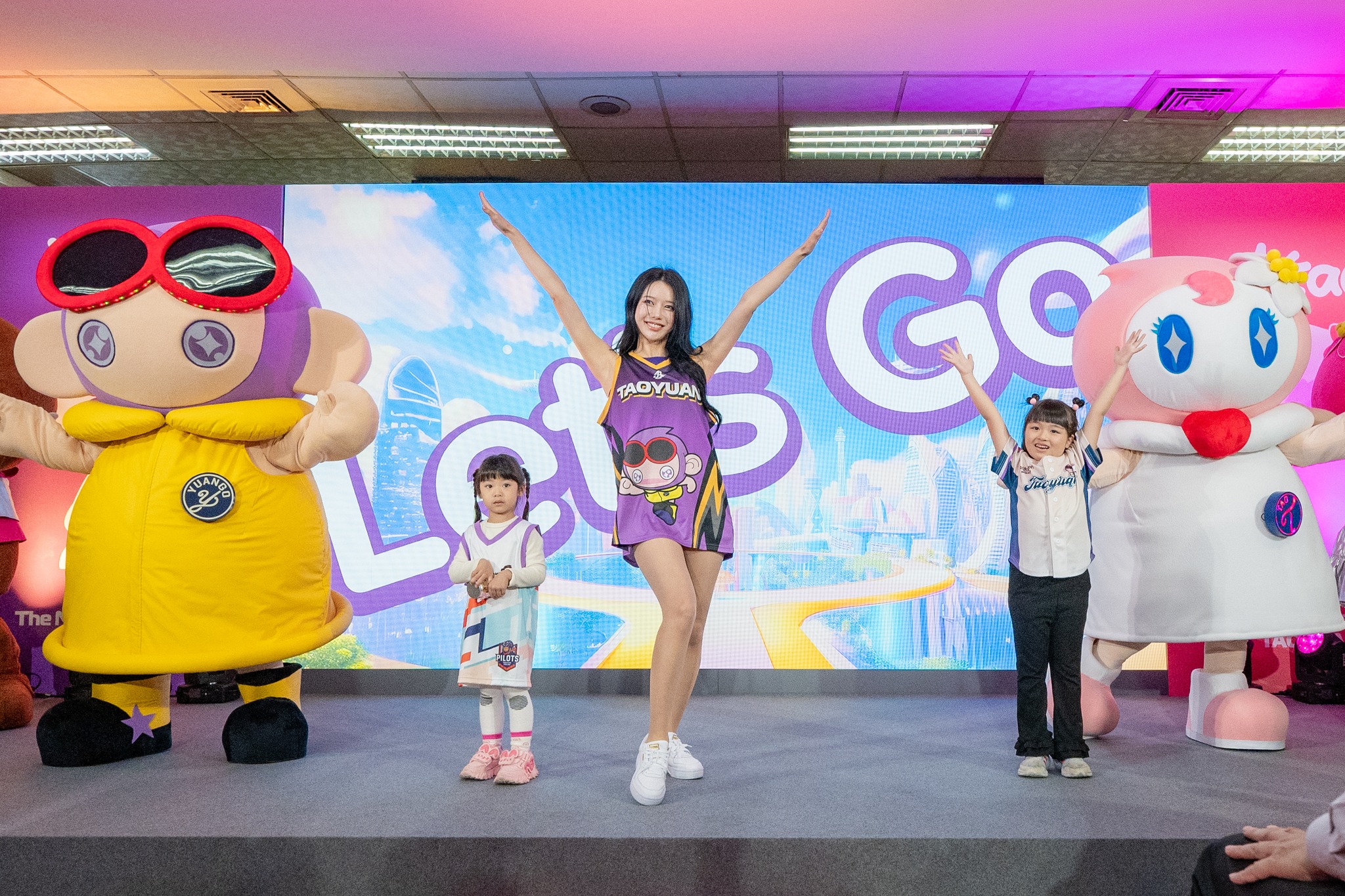 富邦悍將啦啦隊的李雅英擔任萌軍大使，在桃園市吉祥物「ㄚ桃園哥的多重宇宙」發表會熱舞。（翻攝臉書@桃園事）
