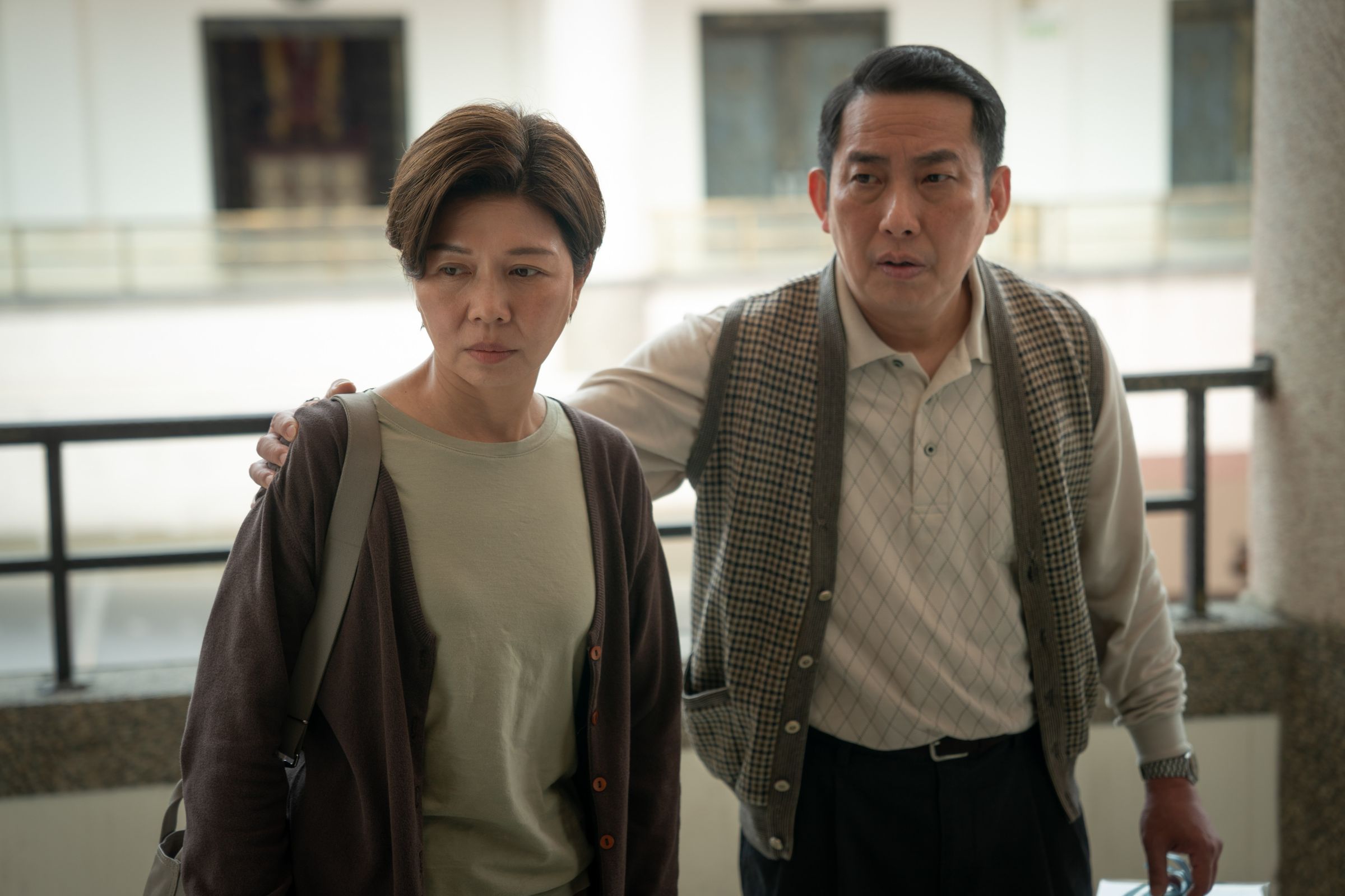 屈中恆（右）和于子育（左）飾演夫妻，後者在劇中的職業是公衛護士。（CATCHPLAY提供）