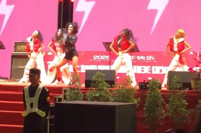 緬甸詐騙園區辦春晚超盛大，影片被瘋傳！性感辣妹跳「APT」嗨翻全場。（翻自《香港01》）