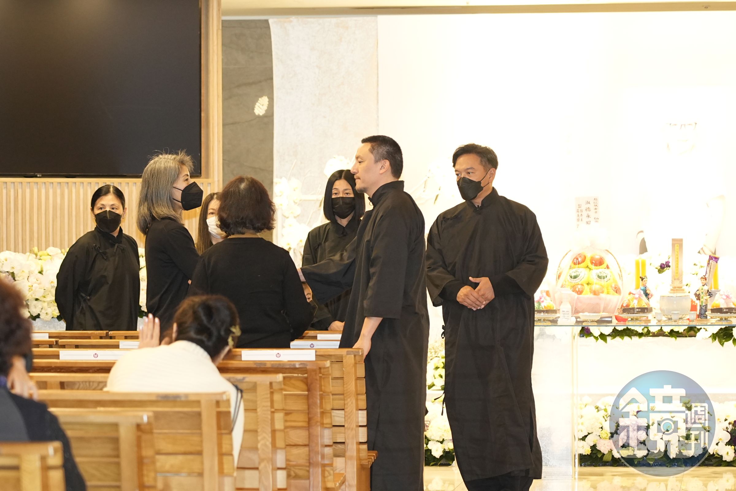 張震剃了平頭,以孝子身分在告別式會場打點。